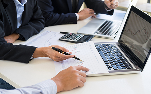 ?？诠咀缘幕玖鞒?></p><h3>?？诠咀缘幕玖鞒?/h3><p>1. 準(zhǔn)備資料：企業(yè)主需要準(zhǔn)備公司章程、股東和法人代表的身份證明、注冊地址證明、以及相關(guān)行業(yè)的資質(zhì)證明(如有)。</p><p>2. 名稱預(yù)先核準(zhǔn)：提交公司名稱申請，確保名稱唯一且符合工商行政管理部門的要求。</p><p>3. 提交注冊申請：將所有準(zhǔn)備好的材料提交到?？谑泄ど绦姓芾砭?。</p><p>4. 領(lǐng)取營業(yè)執(zhí)照：審核通過后，領(lǐng)取公司的營業(yè)執(zhí)照，正式成立公司。</p><p>5. 稅務(wù)登記和銀行開戶：公司注冊完成后，企業(yè)主還需要完成稅務(wù)登記和銀行開戶等后續(xù)手續(xù)。</p><h3>如何縮短?？诠咀缘臅r(shí)間?</h3><p>1. 選擇合適的公司類型：根據(jù)自己的業(yè)務(wù)需求選擇適合的公司類型，這可以減少不必要的審批環(huán)節(jié)。</p><p>2. 提前準(zhǔn)備好所需材料：確保所有材料在提交前都已準(zhǔn)備齊全且符合要求，避免因?yàn)椴牧蠁栴}造成時(shí)間延誤。</p><p>3. 名稱審核提前進(jìn)行：可以提前進(jìn)行公司名稱的核準(zhǔn)，避免在提交材料時(shí)因?yàn)槊Q問題影響注冊進(jìn)度。</p><p>4. 咨詢專業(yè)代理公司：許多專業(yè)的公司注冊代理機(jī)構(gòu)能夠幫助企業(yè)主快速完成注冊流程，節(jié)省時(shí)間并確保合規(guī)。</p><h3>總結(jié)</h3><p>總體而言，?？诠咀缘臅r(shí)間通常需要 10-15個(gè)工作日，但由于各種因素的不同，這一時(shí)間可能會(huì)有所浮動(dòng)。了解和準(zhǔn)備好所需的材料、選擇合適的公司類型、避免常見的注冊誤區(qū)都可以有效縮短注冊時(shí)間。</p><p>如果您對(duì)海口公司注冊時(shí)間還有任何疑問，或是希望得到專業(yè)的幫助和指導(dǎo)，建議隨時(shí)咨詢?？阢茣?huì)計(jì)公司。我們將為您的創(chuàng)業(yè)提供全方位的支持，確保您的公司注冊過程順利高效。</p><div   id=