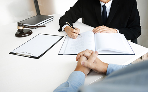 ?？诠镜刂纷兏?></p><h3>一、?？诠镜刂纷兏谋匾?/h3><p>公司地址變更是企業(yè)發(fā)展過程中常見的情況之一。無論是因為擴大業(yè)務(wù)范圍，還是尋找更符合公司運營需求的辦公地點，都需要依法辦理公司地址變更手續(xù)。及時更新公司地址不僅有助于保持公司信息的準(zhǔn)確性，還能確保企業(yè)在稅務(wù)、工商等各個方面的合法性。</p><h3>二、海口公司地址變更流程</h3><p>1. 確認新的公司地址符合要求</p><p>在正式提交公司地址變更申請之前，首先需要確保新的公司地址符合?？谑械南嚓P(guān)法律法規(guī)。例如，新的辦公地址必須具備合法的房產(chǎn)證明或租賃合同，并且在工商登記系統(tǒng)中可查詢到該地址的合法性。</p><p>2. 準(zhǔn)備變更所需的相關(guān)材料</p><p>公司地址變更需要提交一系列材料以供工商局審核。以下是常見的所需材料：</p><p>- 公司營業(yè)執(zhí)照副本：原營業(yè)執(zhí)照副本的復(fù)印件</p><p>- 法人代表身份證明：法人代表身份證的復(fù)印件</p><p>- 新地址的租賃合同或房產(chǎn)證明：包括房屋租賃合同或房產(chǎn)證復(fù)印件</p><p>- 公司章程或股東會決議：若有變更股東或法人代表的情況，還需提供股東會決議或相關(guān)文件</p><p>- 稅務(wù)登記證復(fù)印件：需要向稅務(wù)部門報告變更情況</p><p>- 其他必要文件：如涉及特殊行業(yè)的公司，可能需要提供相關(guān)行業(yè)主管部門的批準(zhǔn)文件</p><p>3. 向?？诠ど叹痔峤蛔兏暾?/p><p>在確認新地址符合要求且材料準(zhǔn)備齊全后，企業(yè)主需要向?？谑泄ど绦姓芾砭痔岢鲎兏暾垺Ｌ峤簧暾垥r，工作人員將對提交的材料進行審核，確保其符合要求。如果資料完整且符合規(guī)定，工商局將開始處理變更手續(xù)。</p><p>4. 領(lǐng)取新的營業(yè)執(zhí)照</p><p>經(jīng)過審核，企業(yè)會收到新的營業(yè)執(zhí)照。新的營業(yè)執(zhí)照將包含公司的新地址信息，標(biāo)志著公司地址變更已正式生效。在領(lǐng)取新營業(yè)執(zhí)照后，企業(yè)需要將新的營業(yè)執(zhí)照用于日常經(jīng)營活動。</p><p>5. 辦理稅務(wù)登記變更</p><p>公司地址變更后，稅務(wù)登記也需要同步更新。企業(yè)主需到?？谑卸悇?wù)局申請進行稅務(wù)變更登記，確保稅務(wù)信息與公司的新地址一致。稅務(wù)變更完成后，企業(yè)的稅務(wù)記錄將更新為新的注冊地址。</p><p>6. 修改其他相關(guān)證照信息</p><p>除了工商和稅務(wù)登記外，企業(yè)還需修改其他相關(guān)證照上的地址信息。例如：銀行賬戶、商標(biāo)注冊、社保登記等，確保所有文件和證照上的信息與公司地址保持一致，避免產(chǎn)生不必要的麻煩。<br><img src=