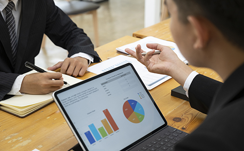 ?？谧怨镜刂返幕疽?></p><h3>1. ?？谧怨镜刂返幕疽?/h3><p>海口注冊公司對地址的要求有其特定的規(guī)范。首先，注冊地址必須是合法的商業(yè)用地，不能使用住宅地址或未經(jīng)批準(zhǔn)的場地。具體來說，地址要符合以下幾個(gè)標(biāo)準(zhǔn)：</p><p>- 合法性：注冊地址必須為正式的商業(yè)辦公地址，且有合法的產(chǎn)權(quán)證明，如租賃合同或產(chǎn)權(quán)證書等。</p><p>- 辦公用途：海口市對注冊地址有明確規(guī)定，不能是純住宅用途的房產(chǎn)。地址需要具備商業(yè)辦公條件，以滿足政府部門對經(jīng)營活動(dòng)的監(jiān)管要求。</p><p>- 實(shí)際存在：注冊地址應(yīng)當(dāng)是一個(gè)實(shí)體的、實(shí)際存在的地點(diǎn)，不能使用虛擬地址或者非實(shí)體的郵政地址。</p><h3>2. ?？谧怨镜刂返男问?/h3><p>在?？谧怨緯r(shí)，地址的形式有多種選擇，具體選擇取決于企業(yè)的需求和經(jīng)濟(jì)狀況。常見的注冊地址形式包括：</p><p>- 商用辦公樓地址：適合大多數(shù)企業(yè)，尤其是中大型公司。這類地址通常有完善的辦公設(shè)施和商業(yè)配套資源，適合進(jìn)行日常經(jīng)營。</p><p>- 虛擬地址：對于初創(chuàng)公司或資金較為有限的企業(yè)，選擇虛擬地址作為注冊地址是一個(gè)常見的做法。通過購買虛擬地址服務(wù)，企業(yè)能夠在合法的框架下滿足注冊要求，減少辦公場地的初期投資。</p><p>- 共享辦公空間：共享辦公空間近年來越來越受到創(chuàng)業(yè)者的青睞。這類地址不僅提供辦公場地，還能提供共享會(huì)議室等設(shè)施，方便企業(yè)的初期運(yùn)營。</p><h3>3. ?？谧怨镜刂纷兏囊?guī)定</h3><p>在公司運(yùn)營過程中，如果需要更改注冊地址，必須按照相關(guān)規(guī)定進(jìn)行地址變更登記。這一過程通常需要提交以下材料：</p><p>- 新的地址證明，如租賃合同或房產(chǎn)證。</p><p>- 變更申請書。</p><p>- 企業(yè)法人簽字確認(rèn)的地址變更文件。</p><p>公司在變更注冊地址時(shí)，還需要考慮到稅務(wù)、銀行賬戶等方面的變更手續(xù)，以確保業(yè)務(wù)的順利開展。<br><img src=