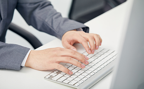 ?？诎卜拦咀?></p><h3>6. 提交材料和注冊申請</h3><p>完成上述步驟后，您需要向?？谑泄ど绦姓芾聿块T提交公司注冊申請及相關(guān)材料。這些材料包括：</p><p>- 公司名稱預(yù)先核準(zhǔn)通知書;</p><p>- 股東身份證明、法人代表身份證明;</p><p>- 注冊資本和經(jīng)營范圍的證明材料;</p><p>- 公司章程。</p><p>提交材料后，工商局將審核您的公司注冊申請，并在通過審核后發(fā)放《營業(yè)執(zhí)照》。</p><h3>7. 辦理稅務(wù)登記和社保登記</h3><p>公司注冊成功后，您還需要到稅務(wù)局進(jìn)行稅務(wù)登記，并辦理稅務(wù)相關(guān)手續(xù)。同時，安防公司作為正式運(yùn)營企業(yè)，還需要為員工辦理社保登記。具體步驟包括：</p><p>- 注冊稅務(wù)賬戶，進(jìn)行稅務(wù)報到;</p><p>- 申請開設(shè)公司銀行賬戶;</p><p>- 辦理社保登記，為員工繳納社保。</p><h3>8. 開設(shè)公司銀行賬戶</h3><p>公司在完成稅務(wù)登記和社保登記后，可以開始辦理銀行開戶手續(xù)。選擇一個合適的銀行開設(shè)公司賬戶，用于日常經(jīng)營的資金流動。開設(shè)銀行賬戶時，銀行通常要求提供以下材料：</p><p>- 公司《營業(yè)執(zhí)照》副本;</p><p>- 稅務(wù)登記證;</p><p>- 法定代表人身份證;</p><p>- 公司章程。</p><h3>9. 申請相關(guān)許可證</h3><p>安防行業(yè)涉及到的安全業(yè)務(wù)可能需要申請?zhí)囟ǖ脑S可證，如安防工程企業(yè)資質(zhì)證書、安防產(chǎn)品銷售許可證等。不同的經(jīng)營項目可能需要不同的許可證，請確保在注冊后按需申請相應(yīng)證件。</p><h3>總結(jié)</h3><p>?？诎卜拦咀粤鞒屉m然繁瑣，但每個步驟都至關(guān)重要。通過合理規(guī)劃和詳細(xì)準(zhǔn)備，您可以順利完成公司注冊并順利運(yùn)營。注冊過程中的每個細(xì)節(jié)都可能影響到公司的順利開業(yè)，因此我們建議您在辦理過程中咨詢專業(yè)的會計公司或注冊代理服務(wù)。</p><p>如果您對?？诎卜拦咀粤鞒逃腥魏我蓡?，歡迎隨時咨詢?？阢茣嫻荆覀儗槟峁I(yè)的指導(dǎo)和服務(wù)，幫助您的公司順利注冊并迅速開展業(yè)務(wù)。</p>                </div>
                <p class=