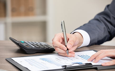 ?？谧怨镜幕玖鞒?></p><h3>1. 確定公司類型</h3><p>在?？谧怨局?，首先需要確定您的公司類型。常見的公司類型有有限責(zé)任公司、股份有限公司、外資企業(yè)等。不同類型的公司在注冊時(shí)需要提交的材料和承擔(dān)的責(zé)任不同，因此確定公司類型是第一步。</p><h3>2. 公司名稱核準(zhǔn)</h3><p>在?？谧怨緯r(shí)，必須先進(jìn)行公司名稱核準(zhǔn)。企業(yè)名稱需要符合當(dāng)?shù)氐拿?guī)范，并且不能與已注冊的公司重復(fù)。建議在選擇公司名稱時(shí)，提前通過海口的工商行政管理局網(wǎng)站或其他平臺進(jìn)行查詢，確保名稱的唯一性。</p><p>公司名稱核準(zhǔn)的步驟包括：</p><p>- 提交多個(gè)名稱備選</p><p>- 填寫公司名稱預(yù)先核準(zhǔn)申請書</p><p>- 提交法人身份證明文件</p><h3>3. 編制公司章程</h3><p>公司章程是公司成立時(shí)必須提交的法律文件之一，它規(guī)定了公司內(nèi)部的管理和運(yùn)營機(jī)制。編制公司章程時(shí)，可以參考模板，但要根據(jù)自己的實(shí)際情況進(jìn)行適當(dāng)修改。</p><p>公司章程需要包含以下內(nèi)容：</p><p>- 公司基本信息</p><p>- 公司經(jīng)營范圍</p><p>- 股東出資比例及方式</p><p>- 公司治理結(jié)構(gòu)</p><h3>4. 注冊資本與股東出資</h3><p>在?？谧怨緯r(shí)，必須明確注冊資本以及股東的出資比例。根據(jù)公司類型和經(jīng)營范圍的不同，注冊資本的要求可能有所不同。對于大多數(shù)公司來說，注冊資本可以根據(jù)實(shí)際經(jīng)營需要進(jìn)行確定，不需要一次性繳納。</p><p>注意事項(xiàng)：</p><p>- 資本金不一定要實(shí)繳，可以認(rèn)繳制</p><p>- 股東出資比例需要明確<br><img src=