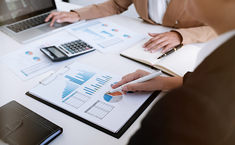 變更?？诠咀缘刂匪璨牧?></p><h3>2. 變更?？诠咀缘刂匪璨牧?/h3><p>要順利完成?？诠咀缘刂返淖兏?，必須準(zhǔn)備以下材料：</p><p>- 公司營業(yè)執(zhí)照副本及復(fù)印件：需要提交原公司的營業(yè)執(zhí)照，作為變更登記的基礎(chǔ)文件。</p><p>- 股東會或董事會決議：證明公司經(jīng)過合法程序決策變更注冊地址。</p><p>- 公司章程修改文件：如果公司章程中涉及到注冊地址的條款，需要進(jìn)行修改并提交。</p><p>- 法定代表人身份證復(fù)印件：用于確認(rèn)公司負(fù)責(zé)人身份。</p><p>- 新地址的租賃合同或房產(chǎn)證復(fù)印件：證明新的注冊地址符合相關(guān)法律法規(guī)，并且地址為合法有效。</p><p>- 新地址的物業(yè)租賃證明：以證明新辦公場所的合法性。</p><p>確保材料準(zhǔn)備齊全，可以有效提高變更過程的順利性和效率。</p><h3>3. 變更?？诠咀缘刂返馁M(fèi)用</h3><p>變更公司注冊地址可能會涉及一定的費(fèi)用，主要包括以下幾項(xiàng)：</p><p>- 工商登記費(fèi)用：工商局在辦理變更登記時(shí)，可能會收取一定的服務(wù)費(fèi)用，具體金額根據(jù)當(dāng)?shù)卣叨ā?/p><p>- 印章更換費(fèi)用：如果公司印章上的地址也需要更換，可能會產(chǎn)生印章制作費(fèi)用。</p><p>- 稅務(wù)登記費(fèi)用：在變更注冊地址后，需要到稅務(wù)局進(jìn)行稅務(wù)信息變更，可能會產(chǎn)生一定的費(fèi)用。</p><p>企業(yè)應(yīng)根據(jù)自身情況準(zhǔn)備相應(yīng)的費(fèi)用，并確認(rèn)相關(guān)部門的收費(fèi)標(biāo)準(zhǔn)。</p><h3>4. 變更海口公司注冊地址的注意事項(xiàng)</h3><p>在辦理公司注冊地址變更時(shí)，以下幾點(diǎn)尤為重要：</p><p>- 變更稅務(wù)登記：注冊地址變更后，企業(yè)還需要及時(shí)到稅務(wù)機(jī)關(guān)辦理稅務(wù)登記變更手續(xù)。確保新的注冊地址能夠正常接收稅務(wù)信息。</p><p>- 及時(shí)通知客戶與合作伙伴：一旦公司注冊地址變更完成，企業(yè)應(yīng)及時(shí)通知所有合作伙伴、客戶以及相關(guān)方，避免因地址變更導(dǎo)致的聯(lián)系疏漏或誤解。</p><p>- 確保新地址符合法律要求：在選擇新注冊地址時(shí)，要確保新地址符合海口市的工商登記要求，且該地址在物業(yè)、用途等方面沒有法律風(fēng)險(xiǎn)。</p><p>- 辦理其他相關(guān)變更手續(xù)：除了工商和稅務(wù)登記外，企業(yè)還應(yīng)根據(jù)需要更改銀行賬戶信息、社保登記信息等。</p><h3>5. 變更?？诠咀缘刂烦Ｒ妴栴}解答</h3><p>Q1：變更公司注冊地址會影響公司運(yùn)營嗎?</p><p>一般來說，變更公司注冊地址不會對公司的正常運(yùn)營造成太大影響。企業(yè)只需確保變更后的注冊地址合法有效，并及時(shí)更新相關(guān)登記信息。</p><p>Q2：變更注冊地址后，企業(yè)需要重新申請稅務(wù)登記嗎?</p><p>是的，企業(yè)需要到稅務(wù)局辦理新的稅務(wù)登記信息。新注冊地址一旦確認(rèn)，稅務(wù)機(jī)關(guān)將根據(jù)新地址更新相關(guān)稅務(wù)信息。</p><p>Q3：變更公司注冊地址需要多久?</p><p>根據(jù)海口市的規(guī)定，工商部門一般需要5-10個(gè)工作日完成注冊地址的變更。但具體時(shí)間會因申請材料是否齊全、申請內(nèi)容是否復(fù)雜而有所不同。</p><h3>6. 總結(jié)</h3><p>變更?？诠咀缘刂肥瞧髽I(yè)經(jīng)營中不可避免的步驟之一。只要按照規(guī)定程序準(zhǔn)備相關(guān)材料，并及時(shí)更新工商和稅務(wù)登記信息，企業(yè)就可以順利完成這一過程。通過注冊地址的變更，不僅可以優(yōu)化公司運(yùn)營，更能提高企業(yè)形象。</p><p>如果您在辦理公司注冊地址變更過程中遇到困難，或者對相關(guān)流程不夠清楚，建議您咨詢專業(yè)的會計(jì)事務(wù)所或代理公司。?？阢茣?jì)公司將為您提供專業(yè)、高效的服務(wù)，幫助您的企業(yè)順利完成注冊地址變更。</p><div   id=