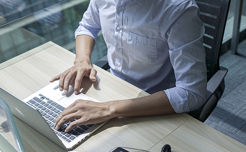 ?？谑凶杂邢薰玖鞒?></p><h3>1. 選擇公司名稱</h3><p>在?？谧杂邢薰镜牡谝徊绞沁x擇一個符合規(guī)定的公司名稱。根據(jù)?？诠ど套砸?，公司名稱必須包含行業(yè)性質(zhì)并符合相關(guān)規(guī)定。具體來說，企業(yè)名稱應(yīng)包括以下幾個部分：</p><p>- 行業(yè)特點：例如“科技”、“貿(mào)易”、“工程”等</p><p>- 組織形式：如“有限公司”或“股份公司”</p><p>- 地理位置：例如“?？凇被颉昂Ｄ稀钡?/p><p>在名稱核準之前，建議使用?？诠ど叹值木W(wǎng)上查詢工具確認所選名稱是否已被他人注冊，避免重復(fù)。</p><h3>2. 確定公司注冊地址</h3><p>注冊有限公司時，必須提供一個有效的注冊地址。該地址應(yīng)為?？趦?nèi)的合法商業(yè)地址，可以是租賃的商業(yè)辦公場所、寫字樓等。?？诠ど叹謱ψ缘刂返囊蟊容^嚴格，必須提供有效的租賃合同、房產(chǎn)證等材料。</p><h3>3. 提供注冊資本</h3><p>海口注冊有限公司的注冊資本要求通常沒有強制性的最低要求，但根據(jù)公司的行業(yè)性質(zhì)，注冊資本的高低會影響到公司日后的經(jīng)營范圍及信用。大多數(shù)創(chuàng)業(yè)者根據(jù)實際經(jīng)營需求設(shè)定注冊資本，但建議注冊資本應(yīng)具備實際支付能力。</p><h3>4. 提交公司股東信息</h3><p>?？诘墓咀砸笃髽I(yè)主提供股東信息，包括股東的身份證明及出資比例等。如果是多人股東的情況，需要明確每個股東的出資額及比例。此外，還需要提供股東的投資方式，例如現(xiàn)金、實物或知識產(chǎn)權(quán)等。</p><h3>5. 編制公司章程</h3><p>公司章程是有限公司注冊時必需的法律文件，內(nèi)容包括公司經(jīng)營范圍、股東權(quán)益、管理結(jié)構(gòu)等。章程要由股東共同制定，并簽字確認。對于創(chuàng)業(yè)者來說，建議在制定公司章程時參考行業(yè)內(nèi)的常規(guī)條款，確保公司的運營順暢。<br><img src=