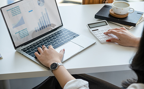 ?？谏虡俗缘幕玖鞒?></p><h3>一、商標注冊的重要性</h3><p>商標是企業(yè)品牌的象征，具有獨特的識別功能。通過商標注冊，您可以獲得法律保護，防止他人盜用或模仿您的品牌。對于?？诘钠髽I(yè)主來說，商標注冊不僅是品牌建設的基礎，也是市場競爭的有力武器。</p><h3>二、海口商標注冊的基本流程</h3><p>1. 商標查詢</p><p>在申請商標注冊之前，首先需要進行商標查詢。這一步的目的是確保您的商標沒有被他人注冊。您可以通過國家知識產(chǎn)權局的官方網(wǎng)站進行查詢，或者委托專業(yè)的商標代理機構進行。</p><p>2. 準備申請材料</p><p>商標注冊需要準備以下材料：</p><p>- 商標圖樣</p><p>- 商標類別</p><p>- 申請人身份證明</p><p>- 營業(yè)執(zhí)照副本</p><p>- 商標注冊申請書</p><p>3. 提交申請</p><p>準備好材料后，您可以通過以下兩種方式提交申請：</p><p>- 在線提交：通過國家知識產(chǎn)權局的官方網(wǎng)站進行在線申請。</p><p>- 線下提交：前往?？谑兄R產(chǎn)權局或國家知識產(chǎn)權局?？诖k處提交紙質(zhì)申請。</p><p>4. 審查與公告</p><p>提交申請后，商標局會進行形式審查和實質(zhì)審查。形式審查主要檢查申請材料的完整性，實質(zhì)審查則檢查商標是否符合注冊條件。審查通過后，商標會進入公告期，公告期為三個月。</p><p>5. 領取商標注冊證</p><p>如果公告期內(nèi)無人提出異議，您就可以領取商標注冊證了。商標注冊證的有效期為十年，到期后可以續(xù)展。<br><img src=