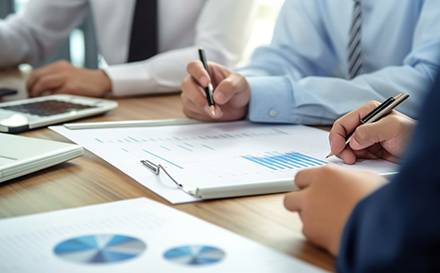 影響?？诖碛涃~公司收費的因素