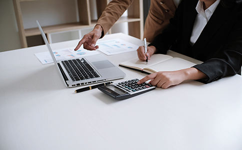 如何降低?？谧怨举M用