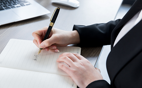 ?？谧怨玖鞒?></p><h3>一、?？谧怨玖鞒毯喗?/h3><p>在了解海口注冊公司所需時間之前，我們首先需要了解一下?？谧怨镜牧鞒?。一般來說，注冊公司流程主要包括以下幾個步驟：</p><p>1. 核準公司名稱：提交公司名稱并進行核準。</p><p>2. 提交注冊材料：準備相關材料并提交給工商局。</p><p>3. 領取營業(yè)執(zhí)照：在規(guī)定時間內(nèi)領取注冊證書。</p><p>4. 刻章和開立銀行賬戶：領取執(zhí)照后刻制公司公章，并開設公司銀行賬戶。</p><p>5. 稅務登記和社保開戶：完成公司稅務登記和員工社保開戶。</p><p>了解了流程后，我們可以更準確地估算?？谧怨舅璧臅r間。</p><h3>二、?？谧怨舅钑r間</h3><p>?？谧怨拘枰臅r間因具體情況而異，但通常分為以下幾個階段：</p><p>1. 核準公司名稱(1-3個工作日)</p><p>申請公司名稱并進行核準是注冊公司的第一步。根據(jù)?？诋?shù)毓ど叹值男剩话闱闆r下，核準名稱的時間在1至3個工作日內(nèi)可以完成。</p><p>2. 提交注冊材料(2-5個工作日)</p><p>準備并提交相關的注冊材料，通常包括公司章程、股東身份證明、注冊資本等。根據(jù)海口工商局的工作效率，材料審查和處理一般需要2至5個工作日。</p><p>3. 領取營業(yè)執(zhí)照(5-7個工作日)</p><p>在提交完注冊材料后，工商局會進行審批，審核無誤后會發(fā)放營業(yè)執(zhí)照。領取營業(yè)執(zhí)照的時間通常為5至7個工作日。</p><p>4. 刻章和銀行開戶(3-5個工作日)</p><p>注冊公司后，還需要進行刻制公章和開立銀行賬戶。這一環(huán)節(jié)需要大約3至5個工作日，部分銀行開戶時間可能因工作量而有所延遲。</p><p>5. 稅務登記和社保開戶(5-7個工作日)</p><p>完成稅務登記和社保開戶是公司運營的必要步驟，這個過程需要大約5至7個工作日。</p><p>因此，從頭到尾，?？谧怨镜臅r間通常需要15至25個工作日。如果過程中沒有遇到特殊問題，您可以較為順利地完成整個注冊過程。<br><img src=