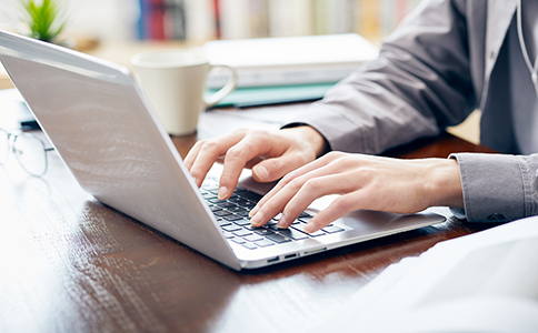 ?？诨榻楣咀粤鞒?></p><h3>一、?？诨榻楣咀粤鞒?/h3><p>在?？谧曰榻楣荆裱韵铝鞒虒椭沩樌瓿烧麄€(gè)注冊過程。</p><p>1. 公司名稱預(yù)先核準(zhǔn)</p><p>婚介公司注冊的第一步是申請公司名稱預(yù)先核準(zhǔn)。在?？谧曰榻楣緯r(shí)，首先需要確保公司名稱沒有重復(fù)或者相似性，避免侵犯他人商標(biāo)或公司名稱權(quán)。你可以在?？诠ど叹止倬W(wǎng)或者通過專業(yè)代理機(jī)構(gòu)進(jìn)行名稱核準(zhǔn)，確保公司的名稱符合注冊要求。</p><p>2. 準(zhǔn)備注冊資料</p><p>完成名稱核準(zhǔn)后，你需要準(zhǔn)備一系列公司注冊所需的資料。這些資料包括：</p><p>- 公司法人身份證復(fù)印件：婚介公司法定代表人必須提供身份證明。</p><p>- 股東身份證明：公司股東的身份證復(fù)印件。</p><p>- 公司注冊地址證明：提供租賃合同或房產(chǎn)證明。</p><p>- 公司章程：詳細(xì)說明公司的組織結(jié)構(gòu)、經(jīng)營范圍、股東權(quán)益等。</p><p>- 投資人、法定代表人的簡歷：證明其資質(zhì)與經(jīng)驗(yàn)，符合相關(guān)要求。</p><p>3. 提交注冊申請</p><p>將上述資料整理好后，提交至?？谑泄ど绦姓芾砭诌M(jìn)行公司注冊申請。需要填寫相關(guān)表格，并繳納注冊費(fèi)用。?？谧曰榻楣镜牧鞒桃话阈枰?-5個(gè)工作日，具體時(shí)間可能受當(dāng)?shù)卣叩挠绊憽?/p><p>4. 稅務(wù)登記</p><p>公司注冊成功后，你需要前往當(dāng)?shù)囟悇?wù)局辦理稅務(wù)登記。這是確保公司合法納稅的關(guān)鍵步驟。在稅務(wù)登記時(shí)，婚介公司通常需要辦理增值稅、企業(yè)所得稅等稅務(wù)手續(xù)。</p><p>5. 申請行業(yè)許可證</p><p>婚介公司屬于特殊行業(yè)，除了工商注冊外，還需要申請行業(yè)相關(guān)的許可證。具體來說，你需要到?？谑忻裾块T申請《婚姻服務(wù)機(jī)構(gòu)執(zhí)業(yè)證書》。該證書是婚介公司合法運(yùn)營的憑證，必須在公司注冊后盡快辦理。</p><h3>二、?？诨榻楣咀缘奶厥庖?/h3><p>婚介公司在注冊時(shí)，除了常規(guī)的工商注冊流程外，還需注意以下特殊要求：</p><p>1. 公司法定代表人的資質(zhì)要求</p><p>?？谧曰榻楣緯r(shí)，法定代表人通常需滿足一定的資質(zhì)條件。根據(jù)規(guī)定，法定代表人必須年滿28歲以上，并且沒有犯罪記錄。此外，婚介公司法定代表人最好具備一定的婚姻咨詢或心理學(xué)相關(guān)背景，能更好地服務(wù)客戶。</p><p>2. 經(jīng)營范圍的明確</p><p>在注冊時(shí)，婚介公司需要明確自己的經(jīng)營范圍。除了提供婚介服務(wù)外，可以涉及婚姻咨詢、情感修復(fù)、婚禮策劃等領(lǐng)域。因此，合理規(guī)劃經(jīng)營范圍，能幫助公司提升市場競爭力，吸引更多客戶。</p><p>3. 辦公場所要求</p><p>婚介公司需要有合法的辦公場所，并且場地需符合當(dāng)?shù)卣叩囊?guī)定。辦公場所不能設(shè)立在住宅區(qū)，需要有獨(dú)立的經(jīng)營地址。<br><img src=