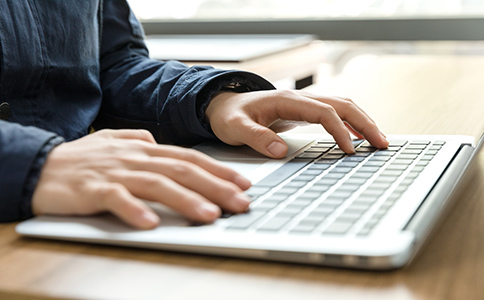 ?？趥髅焦咀?></p><h3>1. ?？趥髅焦咀郧暗臏?zhǔn)備工作</h3><p>在注冊?？趥髅焦局?，創(chuàng)業(yè)者需要做一些準(zhǔn)備工作，包括明確公司類型、公司名稱和經(jīng)營范圍等。以下是注冊前需要明確的事項：</p><p>- 公司類型：選擇有限責(zé)任公司(有限公司)或其他形式的公司。</p><p>- 公司名稱：公司名稱需符合工商局的規(guī)定，不能與現(xiàn)有公司名稱重復(fù)。</p><p>- 經(jīng)營范圍：傳媒公司可以涉及廣告、市場調(diào)研、內(nèi)容創(chuàng)作等多個領(lǐng)域，需根據(jù)實際業(yè)務(wù)決定經(jīng)營范圍。</p><p>在確定好這些基本事項后，創(chuàng)業(yè)者就可以開始準(zhǔn)備注冊公司所需的材料了。</p><h3>2. ?？趥髅焦咀运璨牧?/h3><p>注冊海口傳媒公司需要提供一系列材料，確保流程順利。以下是常見的注冊材料清單：</p><p>- 公司名稱預(yù)先核準(zhǔn)通知書：通過工商局申請名稱核準(zhǔn)。</p><p>- 股東身份證明：股東身份證、法人代表身份證復(fù)印件。</p><p>- 注冊地址證明：提供公司的注冊地址，如租賃合同或房產(chǎn)證復(fù)印件。</p><p>- 公司章程：公司章程由股東共同制定，明確公司的經(jīng)營模式及內(nèi)部管理。</p><p>- 經(jīng)營范圍說明：明確傳媒公司業(yè)務(wù)的具體范圍。</p><p>- 注冊資本：根據(jù)公司業(yè)務(wù)規(guī)模，確定注冊資本金額。</p><p>這些材料準(zhǔn)備齊全后，就可以開始正式注冊流程了。<br><img src=