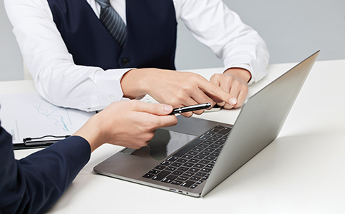 注冊(cè)?？诠ぷ魇业牧鞒?></p><h3>三、注冊(cè)流程詳解</h3><p>了解了所需材料后，接下來(lái)就是進(jìn)入注冊(cè)流程。?？谧?cè)工作室的過(guò)程可以分為以下幾個(gè)步驟：</p><p>1. 名稱預(yù)先核準(zhǔn)</p><p>在?？谧?cè)工作室的第一步是進(jìn)行名稱預(yù)先核準(zhǔn)。您可以通過(guò)?？谑泄ど绦姓芾砭值木W(wǎng)站或前往窗口申請(qǐng)，確保您的工作室名稱沒(méi)有被他人注冊(cè)，并符合相關(guān)規(guī)定。通過(guò)核準(zhǔn)后，您會(huì)獲得《企業(yè)名稱預(yù)先核準(zhǔn)通知書(shū)》。</p><p>2. 提交注冊(cè)申請(qǐng)材料</p><p>準(zhǔn)備好所需的所有材料后，您可以向海口市工商行政管理局提交注冊(cè)申請(qǐng)。注冊(cè)申請(qǐng)可以選擇線上提交，也可以前往工商局窗口進(jìn)行辦理。提交時(shí)要確保所有材料齊全，避免因缺少文件而影響注冊(cè)進(jìn)度。</p><p>3. 領(lǐng)取營(yíng)業(yè)執(zhí)照</p><p>在提交申請(qǐng)后，工商局會(huì)進(jìn)行審核。如果一切順利，您將獲得海口工作室的營(yíng)業(yè)執(zhí)照。營(yíng)業(yè)執(zhí)照是合法經(jīng)營(yíng)的標(biāo)志，您可以憑此證書(shū)開(kāi)展經(jīng)營(yíng)活動(dòng)。</p><p>4. 辦理稅務(wù)登記</p><p>獲得營(yíng)業(yè)執(zhí)照后，工作室需要到海口市稅務(wù)局進(jìn)行稅務(wù)登記。稅務(wù)登記包括稅種核定、發(fā)票申請(qǐng)等。您需要選擇適合自己業(yè)務(wù)類(lèi)型的稅種，如一般納稅人或小規(guī)模納稅人。工作室應(yīng)根據(jù)實(shí)際經(jīng)營(yíng)情況，做好稅務(wù)籌劃和合規(guī)管理。</p><p>5. 開(kāi)設(shè)銀行賬戶</p><p>注冊(cè)完成后，工作室還需要在銀行開(kāi)設(shè)企業(yè)賬戶，用于資金管理。企業(yè)賬戶是進(jìn)行財(cái)務(wù)結(jié)算、支付工資、交納稅款等的基礎(chǔ)。</p><p>6. 社保登記</p><p>如果您的工作室有員工，還需要進(jìn)行社保登記，為員工繳納社會(huì)保險(xiǎn)。社保登記一般在當(dāng)?shù)厣绫＞洲k理，確保員工的社會(huì)保障權(quán)益。</p><h3>四、注冊(cè)過(guò)程中的注意事項(xiàng)</h3><p>在注冊(cè)?？诠ぷ魇視r(shí)，有幾個(gè)常見(jiàn)的注意事項(xiàng)，創(chuàng)業(yè)者應(yīng)特別留意：</p><p>1. 名稱的選擇</p><p>注冊(cè)時(shí)，工作室名稱需符合工商局的規(guī)定。避免使用法律禁止的字詞，如“國(guó)際”“中國(guó)”等詞匯。此外，工作室名稱應(yīng)具有唯一性，建議在注冊(cè)前進(jìn)行名稱查詢。</p><p>2. 經(jīng)營(yíng)范圍的確定</p><p>工作室的經(jīng)營(yíng)范圍必須明確，涵蓋到實(shí)際經(jīng)營(yíng)的內(nèi)容。過(guò)于寬泛的經(jīng)營(yíng)范圍可能導(dǎo)致審核不通過(guò)，甚至后期經(jīng)營(yíng)出現(xiàn)法律問(wèn)題。</p><p>3. 注冊(cè)地址的合法性</p><p>辦公地址必須是合法的商業(yè)用地，不能使用虛假地址。工商局要求工作室提供的注冊(cè)地址需有租賃合同或房產(chǎn)證復(fù)印件作為證明。</p><p>4. 股東和合伙人之間的協(xié)議</p><p>如果是合伙工作室，確保股東之間達(dá)成合適的協(xié)議，明確各自的出資比例、經(jīng)營(yíng)權(quán)利及責(zé)任分擔(dān)，避免日后因合作問(wèn)題產(chǎn)生矛盾。</p><h3>五、總結(jié)</h3><p>總體來(lái)說(shuō)，海口工作室注冊(cè)的過(guò)程是相對(duì)簡(jiǎn)單的，但仍需要在各個(gè)環(huán)節(jié)中保持細(xì)心和謹(jǐn)慎。通過(guò)選擇合適的工作室類(lèi)型、準(zhǔn)備齊全的材料以及遵循合法的注冊(cè)流程，您將順利完成工作室的注冊(cè)工作，開(kāi)啟自己的創(chuàng)業(yè)之旅。</p><p>如果您在注冊(cè)過(guò)程中遇到問(wèn)題或需要進(jìn)一步的幫助，歡迎隨時(shí)咨詢上海泓灼會(huì)計(jì)公司，我們提供專業(yè)的工商注冊(cè)服務(wù)，助您順利完成工作室注冊(cè)。</p><div   id=