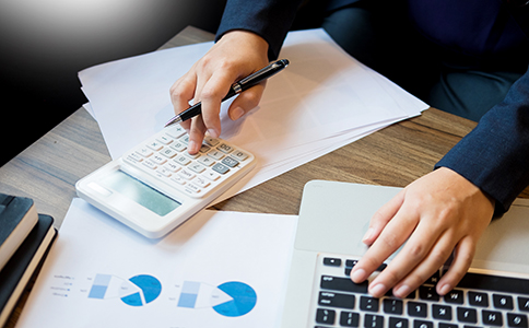 ?？谧怨拘枰男┎牧?></p><h3>一、公司名稱核準(zhǔn)材料</h3><p>首先，創(chuàng)業(yè)者需要準(zhǔn)備好公司名稱核準(zhǔn)材料。公司名稱是注冊過程中至關(guān)重要的環(huán)節(jié)，以下是需要提交的材料：</p><p>- 公司名稱預(yù)先核準(zhǔn)申請書：創(chuàng)業(yè)者需要填寫公司的名稱，并提交到工商局進(jìn)行核準(zhǔn)。</p><p>- 經(jīng)營范圍說明：列明公司擬從事的經(jīng)營活動(dòng)范圍，確保與公司經(jīng)營一致。</p><p>在選擇公司名稱時(shí)，確保名稱沒有重復(fù)、雷同或不符合規(guī)定的情況，這樣可以避免注冊時(shí)遇到問題。</p><h3>二、公司注冊地址材料</h3><p>公司注冊地址是注冊公司時(shí)必須提供的資料之一。需要提供以下材料：</p><p>- 租賃合同或房產(chǎn)證復(fù)印件：如果是租賃辦公室，需要提供有效的租賃合同;如果是自有物業(yè)，則提供房產(chǎn)證復(fù)印件。</p><p>- 房屋租賃協(xié)議：確保租賃協(xié)議是合法有效的，且與注冊地址一致。</p><p>注冊地址是公司法律文件中顯示的重要信息，所以需確保地址的真實(shí)性和合法性。</p><h3>三、股東和法人代表信息</h3><p>公司股東和法人代表的相關(guān)材料也是注冊公司時(shí)不可或缺的內(nèi)容：</p><p>- 股東身份證明：每位股東都需要提供身份證復(fù)印件，確保股東身份的真實(shí)有效。</p><p>- 法人代表身份證明：法人代表也需要提供身份證復(fù)印件。</p><p>- 股東會決議(如適用)：如果股東之間有特殊約定，需要提供股東會決議，表明決策過程。</p><p>這些信息有助于確認(rèn)公司的所有權(quán)結(jié)構(gòu)以及法定代表人的責(zé)任。</p><h3>四、公司章程</h3><p>公司章程是公司運(yùn)營的基本法律文件之一，注冊公司時(shí)需要提交：</p><p>- 公司章程的制定：公司章程應(yīng)包括公司的經(jīng)營宗旨、管理架構(gòu)、股東權(quán)利等。</p><p>- 公司章程簽字：所有股東需要在章程上簽字，表示同意章程的內(nèi)容。</p><p>公司章程是公司內(nèi)部管理的重要文件，有助于明確公司運(yùn)營規(guī)范和股東之間的權(quán)責(zé)。</p><h3>五、注冊資本及驗(yàn)資報(bào)告</h3><p>注冊資本是公司成立的基礎(chǔ)，?？谧怨緯r(shí)，創(chuàng)業(yè)者需要提供關(guān)于注冊資本的以下材料：</p><p>- 注冊資本金額說明：根據(jù)公司類型選擇適當(dāng)?shù)淖再Y本金額。有限責(zé)任公司一般注冊資本為人民幣30萬元起。</p><p>- 銀行開設(shè)賬戶并存款：需要在銀行開設(shè)公司賬戶并存入注冊資本。</p><p>- 驗(yàn)資報(bào)告：如注冊資本超過一定額度，需提供銀行出具的驗(yàn)資報(bào)告。</p><p>雖然現(xiàn)代公司注冊實(shí)行認(rèn)繳制，但一些特殊行業(yè)仍然要求提供驗(yàn)資報(bào)告，確保資本的真實(shí)性。</p><h3>六、其他必要材料</h3><p>根據(jù)公司的行業(yè)性質(zhì)和具體要求，還可能需要準(zhǔn)備以下材料：</p><p>- 特殊行業(yè)許可證：如公司從事的業(yè)務(wù)涉及特殊行業(yè)(如食品、藥品等)，需要提供相關(guān)的行業(yè)許可證或?qū)徟募?/p><p>- 財(cái)務(wù)人員信息：如公司打算設(shè)立財(cái)務(wù)部門，可能需要提供財(cái)務(wù)人員的資格證明。</p><p>這些材料的準(zhǔn)備有助于確保公司符合法規(guī)要求，避免后續(xù)的審批和檢查問題。</p><h3>總結(jié)</h3><p>?？谧怨拘枰男┎牧?，本文已經(jīng)詳細(xì)介紹了所有必需的材料，包括公司名稱核準(zhǔn)材料、注冊地址材料、股東和法人代表信息、公司章程、注冊資本及驗(yàn)資報(bào)告等。每一項(xiàng)材料都關(guān)系到公司注冊的順利進(jìn)行，因此，創(chuàng)業(yè)者在準(zhǔn)備這些材料時(shí)需要特別留意。</p><p>如您對?？谧怨舅璨牧嫌腥魏我蓡?，或需要進(jìn)一步的指導(dǎo)，歡迎隨時(shí)咨詢?？阢茣?jì)公司。我們的專業(yè)團(tuán)隊(duì)將幫助您順利完成注冊流程，讓您的創(chuàng)業(yè)之路更加順暢。</p><div   id=