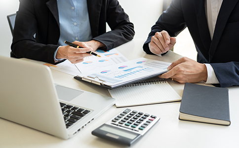 ?？谧兏ㄈ?></p><h3>二、?？谧兏ㄈ怂璧钠渌⒁馐马?xiàng)</h3><p>1. 合法的經(jīng)營(yíng)范圍調(diào)整</p><p>在一些情況下，法人變更可能會(huì)涉及到公司經(jīng)營(yíng)范圍的調(diào)整。如果公司經(jīng)營(yíng)范圍有所更改，必須提供新的經(jīng)營(yíng)范圍說(shuō)明，并申請(qǐng)相應(yīng)的許可證或批準(zhǔn)文件。</p><p>2. 稅務(wù)登記證復(fù)印件</p><p>法人變更可能會(huì)影響到公司的稅務(wù)登記信息。因此，在辦理法人變更時(shí)，企業(yè)需要提供稅務(wù)登記證的復(fù)印件，并在變更后及時(shí)更新稅務(wù)登記資料，確保稅務(wù)信息準(zhǔn)確。</p><p>3. 其他法律文件(如適用)</p><p>根據(jù)企業(yè)類型、行業(yè)特點(diǎn)以及其他法律規(guī)定，可能還需要提供相關(guān)的許可證或?qū)徟募?。這些文件需要根據(jù)具體情況進(jìn)行補(bǔ)充，確保變更手續(xù)符合行業(yè)規(guī)范。</p><h3>三、海口變更法人過(guò)程中的常見(jiàn)問(wèn)題</h3><p>1. 法人變更是否需要股東全體同意?</p><p>通常情況下，公司法人的變更需要獲得股東的同意。股東大會(huì)或董事會(huì)應(yīng)當(dāng)對(duì)法人變更事項(xiàng)進(jìn)行討論，并通過(guò)相關(guān)決議。因此，股東全體同意是順利辦理法人變更的重要前提。</p><p>2. 如果新法人不在?？?，如何辦理法人變更?</p><p>如果新法人不在?？冢髽I(yè)仍然可以辦理法人變更手續(xù)。新法人可以委托代理人代為辦理相關(guān)手續(xù)，代理人需攜帶委托書、法人身份證明等文件，進(jìn)行材料提交。</p><p>3. 法人變更對(duì)公司的經(jīng)營(yíng)影響有哪些?</p><p>法人變更后，公司在法律上將由新法人代表，但通常不會(huì)影響公司的日常經(jīng)營(yíng)活動(dòng)。然而，變更過(guò)程中的文件準(zhǔn)備和工商登記更新可能會(huì)稍微延遲公司的運(yùn)營(yíng)。因此，企業(yè)應(yīng)提前規(guī)劃好變更時(shí)間。</p><h3>四、總結(jié)</h3><p>?？谧兏ㄈ怂璧馁Y料包括法人變更申請(qǐng)書、新法人的身份證明、新法人委托書、公司章程修改文件、營(yíng)業(yè)執(zhí)照復(fù)印件、法人變更決議等。在準(zhǔn)備這些資料時(shí)，企業(yè)應(yīng)確保文件完整、準(zhǔn)確，避免因資料不齊全而耽誤變更手續(xù)的辦理。</p><p>如果您在法人變更過(guò)程中遇到困難，建議隨時(shí)咨詢?？阢茣?huì)計(jì)公司的相關(guān)專業(yè)服務(wù)。我們可以為您提供詳細(xì)的流程指導(dǎo)，幫助您順利完成法人變更，確保企業(yè)經(jīng)營(yíng)的順利進(jìn)行。</p><div   id=