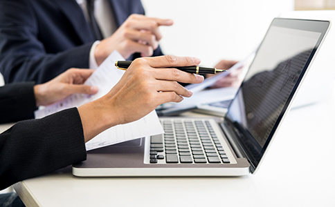 注冊?？谖锪鞴?></p><h3>一、注冊海口物流公司前的準(zhǔn)備工作</h3><p>在您決定在?？谧晕锪鞴局埃紫纫鞔_一些基礎(chǔ)信息，包括公司類型、經(jīng)營范圍、股東結(jié)構(gòu)等。不同類型的物流公司(如運(yùn)輸、倉儲、貨運(yùn)代理等)可能需要不同的材料。同時，根據(jù)?？诘木唧w政策，部分行業(yè)可能還需要申請?zhí)囟ǖ脑S可證，如道路運(yùn)輸許可證等。</p><p>此外，您需要提前準(zhǔn)備好一個合適的注冊地址，這不僅影響公司注冊，還會影響后續(xù)的稅務(wù)申報和業(yè)務(wù)開展。</p><h3>二、?？谧晕锪鞴舅栀Y料</h3><p>注冊?？谖锪鞴静⒎请y事，但所需資料較為復(fù)雜。為了確保順利注冊，以下是您需要準(zhǔn)備的核心資料清單：</p><p>1. 公司名稱預(yù)先核準(zhǔn)申請表</p><p>公司名稱需要先進(jìn)行核準(zhǔn)。在提交注冊申請之前，您需要準(zhǔn)備多個名稱備選，以防名稱重復(fù)或不符合相關(guān)要求。確保公司名稱包含“物流”字樣，以便符合行業(yè)要求。您可以在?？谑泄ど叹值墓倬W(wǎng)上提交名稱核準(zhǔn)申請，一般需要1-3個工作日。</p><p>2. 公司章程</p><p>公司章程是注冊公司時必須提交的重要文件，涉及公司管理結(jié)構(gòu)、股東權(quán)責(zé)、盈利分配等內(nèi)容。章程必須由所有股東簽字，并在工商注冊時提交。</p><p>3. 股東和法人身份證明</p><p>股東和法定代表人的身份證復(fù)印件必須提供，且身份證明需清晰可辨。如果股東或法人是外籍人士，還需要提供公證后的翻譯件。</p><p>4. 經(jīng)營場所證明</p><p>提供公司注冊地址的合法證明文件，包括租賃合同或房產(chǎn)證復(fù)印件。?？谑械墓ど套砸笞缘刂繁仨殞嶋H存在，并且不能是虛擬地址。</p><p>5. 注冊資本與股東出資比例說明</p><p>物流公司通常建議設(shè)立至少50萬元人民幣的注冊資本。在注冊時，您需要提供股東的出資方式(現(xiàn)金、實物、知識產(chǎn)權(quán)等)和股東出資比例。</p><p>6. 運(yùn)輸許可申請資料(如涉及道路運(yùn)輸)</p><p>如果您的物流公司涉及運(yùn)輸業(yè)務(wù)，您將需要向交通運(yùn)輸局申請道路運(yùn)輸經(jīng)營許可證。這涉及到車輛的登記、駕駛員的資質(zhì)證明、運(yùn)輸安全管理制度等，通常需要單獨準(zhǔn)備一份專門的申請材料。</p><p>7. 稅務(wù)登記資料</p><p>稅務(wù)登記也是注冊流程中的重要環(huán)節(jié)。在獲得營業(yè)執(zhí)照后，您需要到?？诘亩悇?wù)局辦理稅務(wù)登記，獲取納稅人識別號，并根據(jù)經(jīng)營情況確定合適的納稅類型(一般納稅人或小規(guī)模納稅人)。<br><img src=