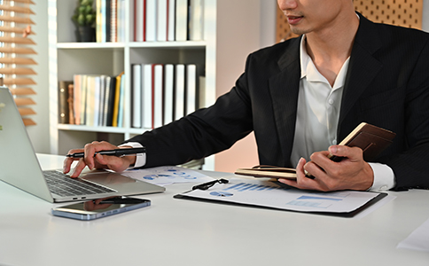 ?？谧?cè)獵頭公司基本條件