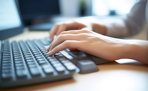 ?？诠镜刂纷兏璨牧?></p><h3>三、?？诠镜刂纷兏璨牧锨鍐?/h3><p>總結(jié)辦理過程中常見材料如下，建議企業(yè)提前準(zhǔn)備：</p><p>企業(yè)營業(yè)執(zhí)照正副本;</p><p>公司法定代表人身份證或授權(quán)代理人身份證;</p><p>新地址租賃合同或產(chǎn)權(quán)證明復(fù)印件(需蓋章確認(rèn));</p><p>變更申請書或工商局指定格式的申請表;</p><p>公司章程(含地址變更條款)或股東會決議;</p><p>企業(yè)印章(部分流程需要);</p><p>其他根據(jù)工商局要求提供的補充材料。</p><h3>四、?？诠镜刂纷兏k理時間及費用說明</h3><p>通常，?？诠镜刂纷兏鼜奶峤簧暾埖筋I(lǐng)取新的營業(yè)執(zhí)照，一般需要7-15個工作日，具體時長因地區(qū)及材料完整度有所不同。</p><p>費用方面，工商變更登記費較低甚至免收，但如委托代理機構(gòu)辦理，會產(chǎn)生代理服務(wù)費。稅務(wù)地址變更一般不收費，但如果涉及復(fù)雜的稅務(wù)事項，可能需要額外咨詢專業(yè)機構(gòu)。</p><h3>五、?？诠镜刂纷兏某Ｒ妴栴}與注意事項</h3><p>是否可以自行辦理?</p><p>企業(yè)完全可以自行前往工商局辦理，但流程繁瑣，材料要求嚴(yán)格，許多企業(yè)選擇找專業(yè)機構(gòu)代辦以節(jié)省時間。</p><p>變更失敗原因有哪些?</p><p>材料不全、租賃合同不符合要求、地址不在工商登記允許范圍內(nèi)等是主要原因。</p><p>變更地址后是否影響稅務(wù)?</p><p>地址變更必須同步稅務(wù)登記，否則會引起稅務(wù)異常，甚至影響發(fā)票開具和納稅申報。</p><p>能否線上辦理?</p><p>?？谑胁糠止ど痰怯浟鞒桃阎С志W(wǎng)上辦理，企業(yè)可登錄海南市場監(jiān)管局官網(wǎng)查詢具體操作指引。</p><h3>總結(jié)</h3><p>海口公司地址變更是企業(yè)經(jīng)營過程中不可忽視的重要事項，合規(guī)辦理能夠保證企業(yè)信息的合法有效，避免后續(xù)業(yè)務(wù)受阻。通過準(zhǔn)備齊全的材料，了解清晰的辦理流程，企業(yè)主可以順利完成地址變更手續(xù)。若您對海口公司地址變更怎么辦理還有疑問，或希望加快辦理速度，歡迎隨時咨詢?？阢啤Ｗ鳛閷I(yè)的企業(yè)服務(wù)機構(gòu)，海口泓灼提供一站式公司變更代辦服務(wù)，助您高效合規(guī)完成工商和稅務(wù)各項變更，讓企業(yè)發(fā)展無后顧之憂!</p><div   id=