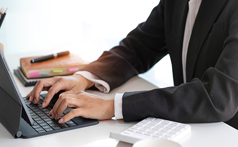 ?？谧怨?></p><h3>一、?？谧怨厩暗臏蕚涫马?/h3><p>在正式注冊公司之前，創(chuàng)業(yè)者需要做好充分準備。首先要明確公司的經營范圍，這將影響后續(xù)的審批流程。其次，確定公司名稱，最好準備3個以上備選名稱，以防名稱被占用。第三，選擇公司類型(有限責任公司、個體工商戶等)和注冊資本，?？趯ψ再Y本沒有硬性最低要求，但部分行業(yè)有特殊規(guī)定。</p><p>此外，準備好注冊地址證明(自有房產或租賃合同)，以及法人和股東的身份證件。建議提前了解?？诋?shù)氐墓ど陶呒岸悇找?，這對后續(xù)運營非常重要。</p><h3>二、?？谧怨镜木唧w流程</h3><p>1. 公司名稱核準</p><p>創(chuàng)業(yè)者需要登錄海口市場監(jiān)督管理局官網(wǎng)進行公司名稱預先核準。提交名稱申請后，等待核準結果，通常1-3個工作日內可以完成。名稱核準通過后，將獲得名稱預先核準通知書。</p><p>2. 提交注冊申請材料</p><p>準備齊全注冊所需的材料后，向?？诠ど绦姓芾砭痔峤蛔陨暾?。主要材料包括：</p><p>公司章程;</p><p>法定代表人、股東身份證復印件;</p><p>注冊地址證明材料;</p><p>公司名稱預先核準通知書;</p><p>其他行業(yè)主管部門要求的材料。</p><p>提交材料后，工商部門會進行形式審查，一般5-7個工作日完成。</p><p>3. 領取營業(yè)執(zhí)照</p><p>審核通過后，創(chuàng)業(yè)者可到指定地點領取營業(yè)執(zhí)照。拿到營業(yè)執(zhí)照意味著公司正式成立，擁有獨立法人資格。</p><p>4. 刻制公章及銀行開戶</p><p>取得營業(yè)執(zhí)照后，需要刻制公司印章(公章、財務章、合同章等)，并到銀行開設公司基本賬戶。這一步是公司正常運營和資金管理的基礎。</p><p>5. 稅務登記及發(fā)票申請</p><p>公司成立后30日內，應向海口稅務局辦理稅務登記，申請稅控設備和發(fā)票。完成稅務備案后，公司方可合法開展業(yè)務并開具發(fā)票。<br><img src=