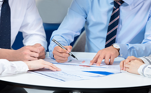 ?？诠咀缘刂纷兏鞒?></p><h3>一、海口公司注冊地址變更流程步驟詳解</h3><p>1. 準(zhǔn)備變更所需材料</p><p>進(jìn)行注冊地址變更前，企業(yè)需準(zhǔn)備完整、合規(guī)的材料：</p><p>營業(yè)執(zhí)照正副本原件及復(fù)印件：便于工商部門核對企業(yè)身份信息。</p><p>新注冊地址證明文件：包括新的房屋租賃合同或產(chǎn)權(quán)證明。該地址必須符合?？诋?dāng)?shù)毓ど坦芾砭忠?guī)定，確保真實(shí)性和合法性。</p><p>公司法定代表人身份證明：身份證原件及復(fù)印件，用于確認(rèn)申請人身份。</p><p>公司章程或章程修正案：如果注冊地址涉及章程內(nèi)容，需相應(yīng)修改并提交。</p><p>董事會或股東會決議：變更地址須經(jīng)公司內(nèi)部會議批準(zhǔn)的決議文件。</p><p>變更登記申請書：可在海口市場監(jiān)督管理局官網(wǎng)下載填寫，或現(xiàn)場領(lǐng)取填寫。</p><p>2. 提交變更申請</p><p>企業(yè)準(zhǔn)備好材料后，有兩種途徑提交申請：</p><p>線上申請：通過?？谑袌霰O(jiān)督管理局的“工商登記網(wǎng)上服務(wù)平臺”上傳相關(guān)材料，進(jìn)行在線申請，節(jié)省時(shí)間，減少跑腿。</p><p>線下申請：攜帶材料到海口市工商行政管理局窗口提交，由工作人員審核受理。</p><p>3. 工商部門審核與受理</p><p>工商部門會對提交的材料進(jìn)行審核，重點(diǎn)核查新地址真實(shí)性和材料完整性。審核周期一般為5至15個(gè)工作日，若材料齊全且合規(guī)，審批速度會更快。</p><p>4. 領(lǐng)取新的營業(yè)執(zhí)照</p><p>審批通過后，企業(yè)即可領(lǐng)取包含新注冊地址的營業(yè)執(zhí)照正副本。若采用線上申請，有些情況下可選擇快遞送達(dá)服務(wù)。</p><p>5. 變更稅務(wù)登記地址</p><p>完成工商變更后，企業(yè)必須盡快到?？诙悇?wù)局辦理稅務(wù)登記地址變更，確保稅務(wù)信息與工商信息一致。稅務(wù)變更手續(xù)一般需提交：</p><p>新營業(yè)執(zhí)照復(fù)印件</p><p>稅務(wù)登記證(或相關(guān)電子證照)</p><p>公司法定代表人身份證明</p><p>地址變更申請表<br><img src=