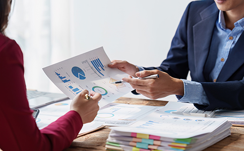 ?？诠煞葜乒咀运璨牧?></p><h3>三、?？诠煞葜乒咀运璨牧?/h3><p>準備齊全材料是順利注冊的關鍵，以下為主要材料清單：</p><p>股東身份證明(身份證或法人證書)</p><p>公司章程(經(jīng)股東簽字確認)</p><p>股東會決議或股東決定書</p><p>公司名稱預核準通知書</p><p>注冊地址證明(租賃合同或產(chǎn)權證復印件)</p><p>董事、監(jiān)事名單及身份證明</p><p>行業(yè)特許經(jīng)營許可材料(如涉及)</p><h3>四、注冊過程中常見問題及解決建議</h3><p>名稱核準失敗</p><p>建議多備選名稱，并確保符合?？诠ど堂?guī)范。</p><p>材料準備不全</p><p>注冊材料必須規(guī)范填寫和簽字，最好提前咨詢專業(yè)人士或代理機構。</p><p>注冊地址不符合要求</p><p>注冊地址必須真實存在，不能使用虛假或非經(jīng)營場所地址。</p><p>注冊資本認繳誤區(qū)</p><p>認繳資本雖然不需一次性繳清，但要合理規(guī)劃，避免資金鏈斷裂風險。</p><p>審批時間較長</p><p>合理安排時間，若急需開業(yè)，可選擇官方提供的綠色通道服務。</p><h3>五、?？诠煞葜乒咀缘恼咧С峙c優(yōu)惠</h3><p>海口作為自由貿(mào)易港重點發(fā)展區(qū)域，對股份制公司提供了多項優(yōu)惠政策：</p><p>注冊費用減免或補貼</p><p>稅收優(yōu)惠，特別是高新技術產(chǎn)業(yè)和創(chuàng)新企業(yè)</p><p>創(chuàng)業(yè)資金支持和專項補貼</p><p>辦理流程綠色通道，提高審批效率</p><p>合理利用政策支持，能極大降低創(chuàng)業(yè)成本，提升企業(yè)競爭力。</p><h3>總結</h3><p>本文系統(tǒng)介紹了“?？诠煞葜乒救绾巫浴钡耐暾鞒?、注冊條件、所需材料和常見問題，幫助創(chuàng)業(yè)者快速掌握注冊要點。結合?？诘恼咧С謨?yōu)勢，股份制公司注冊不僅手續(xù)相對清晰，而且享有多重優(yōu)惠，極具發(fā)展?jié)摿Α?/p><p>如果您在注冊過程中遇到疑問，或希望獲得更專業(yè)的注冊及財稅服務，歡迎隨時咨詢?？阢茣?。我們將為您提供全程專業(yè)指導，助您順利完成公司注冊，快速開啟事業(yè)新篇章!</p><div   id=