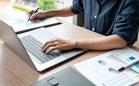 ?？谧怨ぷ魇伊鞒?></p><h3>一、什么是工作室?為什么選擇海口注冊?</h3><p>工作室是指由個人或團隊設(shè)立的非公司制的經(jīng)營實體，擁有一定的獨立經(jīng)營權(quán)，適用于設(shè)計、文化、藝術(shù)、咨詢等多種行業(yè)。相比公司，工作室注冊流程更簡便，管理要求更靈活，特別適合創(chuàng)業(yè)初期資金有限的個體。</p><p>?？谧鳛楹Ｄ献再Q(mào)港核心城市，擁有寬松的創(chuàng)業(yè)環(huán)境和多項優(yōu)惠政策，注冊工作室可以享受政策紅利，快速進入市場，降低創(chuàng)業(yè)門檻。</p><h3>二、?？谧怨ぷ魇伊鞒淘斀?/h3><p>1. 名稱核準</p><p>注冊工作室前，需在海口市場監(jiān)督管理局提交名稱預(yù)先核準申請。建議準備3-5個備選名稱，避免重名。名稱應(yīng)符合國家規(guī)范，不能使用違規(guī)詞匯。核名通常1-3個工作日完成，通過后獲得核名通知書。</p><p>2. 確認注冊地址</p><p>工作室必須有真實有效的注冊地址。注冊地址可以是商業(yè)辦公場所，也可以是符合規(guī)定的居住地址，但需提供租賃合同或產(chǎn)權(quán)證明。注冊地址的合法性直接影響注冊審批和后續(xù)經(jīng)營。</p><p>3. 準備注冊材料</p><p>注冊工作室所需材料一般包括：</p><p>名稱核準通知書;</p><p>法人身份證及股東身份證復(fù)印件;</p><p>注冊地址租賃合同或產(chǎn)權(quán)證明;</p><p>工作室章程或協(xié)議;</p><p>其他相關(guān)資料(視具體要求)。</p><p>材料準備完整有助于順利通過工商審核。</p><p>4. 提交申請并等待審核</p><p>將全部材料提交至海口工商部門窗口或在線系統(tǒng)，工商局進行材料審核，時間一般為5-10個工作日。審核通過后，發(fā)放營業(yè)執(zhí)照。</p><p>5. 領(lǐng)取營業(yè)執(zhí)照</p><p>審核通過后，創(chuàng)業(yè)者領(lǐng)取營業(yè)執(zhí)照，工作室正式成立，具備合法經(jīng)營資格。</p><p>6. 刻制印章</p><p>領(lǐng)取營業(yè)執(zhí)照后，需刻制公章、財務(wù)章、法人章等，用于合同簽署、銀行開戶和稅務(wù)登記。</p><p>7. 辦理銀行開戶及稅務(wù)登記</p><p>憑營業(yè)執(zhí)照和相關(guān)證件，到銀行開設(shè)工作室的對公賬戶，便于資金管理。隨后到稅務(wù)機關(guān)辦理稅務(wù)登記，了解納稅義務(wù)，選擇合適的納稅人類型。<br><img src=