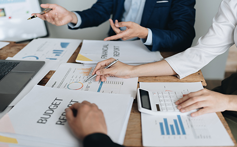 辦理?？诙悇兆兏璨牧?></p><h3>三、辦理?？诙悇兆兏璨牧锨鍐?/h3><p>辦理不同類型的稅務變更，所需材料略有差異。一般包含：</p><p>變更申請書或表格;</p><p>新舊營業(yè)執(zhí)照復印件及原件;</p><p>法人或負責人身份證明;</p><p>新的地址證明(租賃合同、產(chǎn)權證明等);</p><p>授權委托書(如委托代理人辦理)及代理人身份證明;</p><p>其他相關支持材料。</p><p>建議企業(yè)在辦理前，提前咨詢當?shù)囟悇站?，確保準備材料齊全，避免多次跑腿。</p><h3>四、海口稅務變更常見問題與注意事項</h3><p>辦理時限：根據(jù)?？诙悇站忠?guī)定，企業(yè)發(fā)生變更后，應在規(guī)定時間內(nèi)(一般為30日內(nèi))辦理稅務變更手續(xù)，逾期可能會被處罰;</p><p>線上辦理優(yōu)勢：現(xiàn)在?？诙鄶?shù)稅務變更支持“電子稅務局”線上申報，企業(yè)可以足不出戶提交申請，提高辦事效率;</p><p>信息一致性要求：企業(yè)營業(yè)執(zhí)照信息需先完成工商變更，稅務變更才能順利進行，切勿跳過工商變更步驟;</p><p>代理辦理：企業(yè)可委托專業(yè)代理記賬公司或財務服務機構(gòu)辦理稅務變更，節(jié)省時間與精力，減少出錯風險。</p><p>五、委托代理記賬公司辦理稅務變更是否更高效?</p><p>對于缺乏稅務專業(yè)知識或時間緊張的企業(yè)來說，委托?？诒镜貙I(yè)的代理記賬公司辦理稅務變更是明智之舉。代理機構(gòu)熟悉最新政策和流程，能幫助企業(yè)：</p><p>準備完整、準確的申請材料;</p><p>高效提交申報，避免資料遺漏;</p><p>跟進審核進度，及時響應稅務機關反饋;</p><p>提供稅務咨詢，避免因變更產(chǎn)生的后續(xù)稅務風險。</p><p>選擇信譽良好的代理記賬公司，能夠大幅提升稅務變更的成功率和辦理速度。</p><h3>總結(jié)</h3><p>本文全面介紹了“?？诙悇兆兏鞒獭?，包括變更的必要性、詳細步驟、所需材料及注意事項。企業(yè)在變更稅務信息時，應嚴格遵守規(guī)定的流程和時間節(jié)點，確保稅務資料準確無誤。對于流程復雜、時間緊張的企業(yè)，建議委托專業(yè)代理記賬機構(gòu)辦理，以提高效率并降低風險。</p><p>如果您在辦理?？诙悇兆兏鞒踢^程中遇到任何疑問或難題，歡迎隨時咨詢?？阢茣嫷膶I(yè)服務團隊。我們將為您提供全方位的稅務指導與代理服務，助力您的企業(yè)合規(guī)穩(wěn)健發(fā)展。</p><div   id=