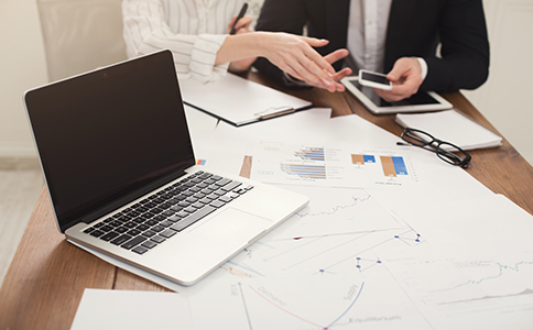 ?？谧怨?></p><h3>三、?？谧怨具^程中常見資料誤區(qū)與建議</h3><p>1. 名稱不符合規(guī)范</p><p>企業(yè)名稱中不得含有國家禁止使用的字詞，且需避免與同行業(yè)已注冊公司重復(fù)。建議提前多準(zhǔn)備幾個(gè)名稱備選。</p><p>2. 地址資料不齊全或不合法</p><p>注冊地址必須真實(shí)有效，有些創(chuàng)業(yè)者使用虛假地址，導(dǎo)致注冊失敗。租賃合同需加蓋房東公章，確保合法性。</p><p>3. 股東身份證信息模糊</p><p>提交身份證復(fù)印件需清晰完整，避免因信息不清被退回。</p><p>4. 經(jīng)營范圍過于寬泛或模糊</p><p>經(jīng)營范圍應(yīng)詳細(xì)且符合海口政策，過于寬泛可能被工商局要求修改。</p><p>5. 忽視公司章程的制定</p><p>公司章程是企業(yè)運(yùn)營的重要依據(jù)，建議由專業(yè)人員協(xié)助起草，避免漏洞。</p><h3>四、資料提交途徑及電子化登記趨勢</h3><p>隨著“互聯(lián)網(wǎng)+政務(wù)服務(wù)”推進(jìn)，?？诠ど套粤鞒桃褜?shí)現(xiàn)部分線上辦理。創(chuàng)業(yè)者可以通過“海口市市場監(jiān)督管理局”官網(wǎng)或“政務(wù)服務(wù)平臺”上傳電子版資料，節(jié)省往返時(shí)間。同時(shí)，資料規(guī)范、完整能加快審核效率。</p><p>電子化登記不僅提升了效率，也方便創(chuàng)業(yè)者實(shí)時(shí)查詢進(jìn)度，避免資料遺漏。建議創(chuàng)業(yè)者提前了解平臺操作流程，準(zhǔn)備好電子掃描件。</p><h3>結(jié)語</h3><p>準(zhǔn)備齊全、規(guī)范的?？谧怨举Y料，是確保注冊流程順利進(jìn)行的基礎(chǔ)。了解各類資料的具體要求，有助于避免反復(fù)修改補(bǔ)交，提高注冊成功率。創(chuàng)業(yè)路上，資料準(zhǔn)備只是第一步，后續(xù)還有更多細(xì)節(jié)需要關(guān)注。</p><p>如果您在準(zhǔn)備?？谧怨举Y料時(shí)遇到任何不清楚的地方，歡迎隨時(shí)咨詢?？阢茣?huì)計(jì)，我們將為您提供專業(yè)、高效的一站式服務(wù)，助您輕松開啟創(chuàng)業(yè)之路。</p><div   id=