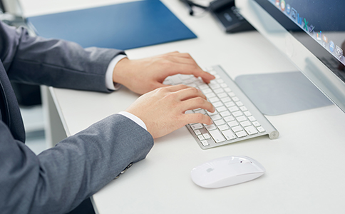 ?？谧钥萍脊镜幕疽?></p><h3>一、?？谧钥萍脊镜幕疽?/h3><p>首先，?？诳萍脊驹谧詴r有一些基本條件需要滿足：</p><p>- 注冊資本：根據(jù)最新的政策，?？趯嵭凶再Y本認(rèn)繳制，科技公司注冊時無需一次性繳清資本，具體金額可根據(jù)公司業(yè)務(wù)需求靈活設(shè)定，但建議不低于10萬元，以提高公司形象和業(yè)務(wù)合作的認(rèn)可度。</p><p>- 經(jīng)營范圍：需明確科技領(lǐng)域相關(guān)的經(jīng)營范圍，如軟件開發(fā)、技術(shù)服務(wù)、智能設(shè)備研發(fā)等，經(jīng)營范圍應(yīng)符合海口市工商局規(guī)定。</p><p>- 注冊地址：公司必須擁有合法有效的注冊地址。創(chuàng)業(yè)者可以選擇自有辦公場所，也可以通過第三方服務(wù)機(jī)構(gòu)提供的注冊地址進(jìn)行注冊。</p><h3>二、?？谧钥萍脊镜脑敿?xì)流程</h3><p>海口注冊科技公司整體流程清晰，主要包括以下步驟：</p><p>1. 企業(yè)名稱預(yù)先核準(zhǔn)</p><p>登錄?？谑袌霰O(jiān)督管理局網(wǎng)站進(jìn)行名稱查詢，確保擬注冊公司名稱未被他人占用，提交名稱核準(zhǔn)申請，一般1-3個工作日完成。</p><p>2. 提交注冊材料</p><p>準(zhǔn)備好公司章程、股東身份證明、注冊地址證明、出資比例協(xié)議等材料，向工商部門提交注冊申請。</p><p>3. 領(lǐng)取營業(yè)執(zhí)照</p><p>工商局審核通過后，頒發(fā)《營業(yè)執(zhí)照》，企業(yè)正式合法成立。</p><p>4. 刻制印章</p><p>憑營業(yè)執(zhí)照到指定刻章點刻制公章、財務(wù)章、合同章等。</p><p>5. 銀行開戶</p><p>前往銀行開設(shè)公司基本賬戶，用于后續(xù)的資金管理和交易。</p><p>6. 稅務(wù)登記及報到</p><p>到當(dāng)?shù)囟悇?wù)局辦理稅務(wù)登記手續(xù)，申報稅種，建立稅務(wù)檔案。<br><img src=