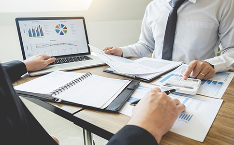 ?？诩艺咀粤鞒?></p><h3>海口家政公司注冊流程詳解</h3><p>1. 公司名稱核準(zhǔn)</p><p>?？诩艺咀粤鞒痰牡谝徊绞沁M(jìn)行公司名稱核準(zhǔn)。創(chuàng)業(yè)者需在海口市工商行政管理局或通過?？谡?wù)服務(wù)網(wǎng)上平臺提交擬注冊的家政公司名稱。名稱應(yīng)符合國家相關(guān)法律法規(guī)，避免與已注冊的企業(yè)名稱重復(fù)或近似。為了提高核準(zhǔn)成功率，建議提前準(zhǔn)備多個備選名稱。</p><p>2. 準(zhǔn)備并提交注冊申請材料</p><p>名稱核準(zhǔn)通過后，創(chuàng)業(yè)者需要準(zhǔn)備注冊申請材料，向工商部門提交正式的注冊申請。一般所需材料包括：</p><p>- 公司名稱核準(zhǔn)通知書</p><p>- 公司章程(全體股東簽字)</p><p>- 股東及法定代表人身份證明復(fù)印件</p><p>- 注冊地址相關(guān)證明(如租賃合同或房產(chǎn)證復(fù)印件)</p><p>- 其他工商局規(guī)定的材料</p><p>材料準(zhǔn)備齊全且符合要求，能夠大幅提升注冊效率。</p><p>3. 工商登記</p><p>工商部門審核材料無誤后，會頒發(fā)《營業(yè)執(zhí)照》，意味著家政公司正式成立，具備法人資格。此時，企業(yè)可以開始進(jìn)行正式經(jīng)營活動。</p><p>4. 刻章備案</p><p>領(lǐng)取營業(yè)執(zhí)照后，創(chuàng)業(yè)者需要到公安部門指定的刻章點(diǎn)刻制公章、財(cái)務(wù)章、法人章等印章，并完成公安局的刻章備案手續(xù)。這是后續(xù)辦理稅務(wù)、銀行開戶等必備步驟。</p><p>5. 稅務(wù)登記</p><p>根據(jù)海口地方稅務(wù)局的規(guī)定，新注冊的家政公司需在領(lǐng)取營業(yè)執(zhí)照后的規(guī)定時間內(nèi)辦理稅務(wù)登記，領(lǐng)取稅務(wù)登記證。此過程包括辦理稅務(wù)信息備案和稅種核定，確保公司依法納稅。</p><p>6. 銀行開戶</p><p>稅務(wù)登記完成后，公司需前往銀行開設(shè)基本賬戶。這個賬戶用于公司日常資金的收支，方便資金管理及后續(xù)的財(cái)務(wù)操作。</p><p>7. 辦理相關(guān)許可(如適用)</p><p>部分涉及特殊家政服務(wù)的企業(yè)可能需要申請?zhí)胤N行業(yè)經(jīng)營許可證或相關(guān)資質(zhì)認(rèn)證，創(chuàng)業(yè)者應(yīng)根據(jù)業(yè)務(wù)實(shí)際，向相關(guān)主管部門申請辦理。<br><img src=