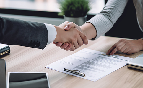 ?？谧怨玖鞒?></p><h3>一、海口注冊公司流程詳解</h3><p>注冊公司在?？陔m然政策友好，但仍有固定的流程需要遵循，主要包括以下幾個步驟：</p><p>1. 核準(zhǔn)公司名稱</p><p>首先，企業(yè)需準(zhǔn)備多個備用公司名稱，到?？谑袌霰O(jiān)管局進行名稱預(yù)先核準(zhǔn)。名稱審核通過后，方可進行下一步辦理。</p><p>2. 準(zhǔn)備注冊材料</p><p>根據(jù)注冊類型(如有限責(zé)任公司、個體工商戶等)，準(zhǔn)備相關(guān)材料，包括股東身份證明、住所證明、公司章程等。</p><p>3. 提交注冊申請</p><p>攜帶核準(zhǔn)名稱通知書和準(zhǔn)備好的材料，到海口市場監(jiān)管局窗口或通過線上平臺提交注冊申請。</p><p>4. 領(lǐng)取營業(yè)執(zhí)照</p><p>審批通過后，領(lǐng)取營業(yè)執(zhí)照，公司注冊正式完成。</p><p>5. 刻章和開戶</p><p>辦理完營業(yè)執(zhí)照后，需進行公章刻制和銀行開戶，為后續(xù)經(jīng)營活動做好準(zhǔn)備。</p><p>6. 稅務(wù)登記</p><p>根據(jù)?？诙悇?wù)部門的要求，完成稅務(wù)登記和發(fā)票申請。</p><p>以上是海口注冊公司的基本流程，流程相對簡化，但每一步都需要注意材料的準(zhǔn)確性和及時提交，避免因資料不全導(dǎo)致審核延遲。</p><h3>二、?？谧怨緱l件說明</h3><p>了解清楚?？谧怨緱l件，是成功注冊的關(guān)鍵。主要包括：</p><p>1. 股東要求</p><p>?？趯蓶|人數(shù)沒有嚴(yán)格限制，既可是一人獨資，也可多股東共同出資。股東可以是自然人或法人。</p><p>2. 注冊資本</p><p>目前海口實行注冊資本認(rèn)繳制，不強制實繳，股東可以根據(jù)經(jīng)營需求自由約定注冊資本額度和出資時間。</p><p>3. 經(jīng)營范圍</p><p>公司經(jīng)營范圍需合法合規(guī)，部分特殊行業(yè)需要相關(guān)審批許可。注冊時應(yīng)根據(jù)實際業(yè)務(wù)合理填寫。</p><p>4. 注冊地址</p><p>需提供合法有效的辦公地址，住所證明材料必須真實有效，虛假地址會影響審批。</p><p>5. 公司章程</p><p>注冊時必須制定公司章程，明確公司治理結(jié)構(gòu)、股東權(quán)利義務(wù)等內(nèi)容。</p><p>以上條件體現(xiàn)了?？趯ζ髽I(yè)注冊的開放和便利政策，但部分細(xì)節(jié)需謹(jǐn)慎準(zhǔn)備，確保資料符合要求。<br><img src=