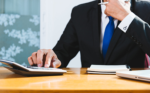 ?？谝蝗擞邢薰咀?cè)費(fèi)用