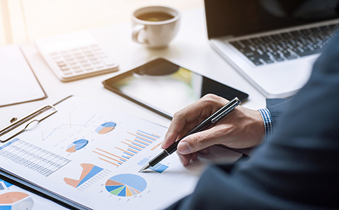 ?？谧苑止?></p><h3>三、?？谑械南嚓P(guān)政策及行業(yè)要求</h3><p>?？谑凶鳛楹Ｄ鲜〉氖鞘?，近年來對企業(yè)注冊的支持政策逐漸完善，尤其是在引導外資和創(chuàng)新型企業(yè)發(fā)展方面，采取了一系列優(yōu)惠政策。企業(yè)在注冊分公司時，需根據(jù)?？谑械木唧w政策要求提供相應材料。</p><p>1. 企業(yè)類型與稅務政策：?？趯τ诓煌袠I(yè)的企業(yè)，特別是外資、互聯(lián)網(wǎng)和高新技術(shù)企業(yè)，給予稅收上的優(yōu)惠政策。注冊分公司時，企業(yè)需根據(jù)其行業(yè)特點，了解相關(guān)的稅收優(yōu)惠政策，并向相關(guān)部門咨詢確認。</p><p>2. 環(huán)保與行業(yè)審批要求：部分行業(yè)如餐飲、醫(yī)療、環(huán)保等，可能需要進行環(huán)境評估或行業(yè)審批，企業(yè)在提交注冊資料時需要確認是否符合相關(guān)政策要求。</p><h3>四、?？谧苑止緯r的常見問題及解答</h3><p>1. 分公司是否需要獨立注冊資本?</p><p>- 不需要。分公司通常不需要單獨出資注冊資本，而是由母公司進行全額投資。分公司注冊資本一般由母公司決定，并不需要單獨繳納資本金。</p><p>2. 分公司可以獨立法人身份嗎?</p><p>- 不可以。分公司是母公司的一部分，不具有獨立法人資格，其法律責任由母公司承擔。分公司不能單獨進行法務或稅務活動。</p><p>3. 分公司是否需要重新繳納稅款?</p><p>- 分公司在海口進行稅務登記后，需按照國家稅法進行納稅申報，但其納稅義務由母公司負責。如果分公司未獨立運營，母公司需合并稅務報表。</p><p>4. 注冊分公司過程中能否委托代理公司處理?</p><p>- 可以。很多企業(yè)會選擇委托專業(yè)的會計事務所或工商代理公司代辦注冊手續(xù)，以確保所有資料和流程的順利進行。</p><h3>五、總結(jié)與推薦</h3><p>通過以上介紹，企業(yè)在海口注冊分公司時所需的資料和流程大致已清晰。企業(yè)在準備相關(guān)材料時，建議仔細核對每項要求，確保資料的完整性和準確性。此外，企業(yè)在選擇注冊地址和確認經(jīng)營范圍時，需根據(jù)自身的業(yè)務需求，合理規(guī)劃分公司運營。</p><p>如果您對注冊過程有任何疑問或需要專業(yè)的幫助，隨時可以咨詢?？阢茣嫞覀兊膶I(yè)團隊將為您提供全方位的服務，確保您的分公司注冊順利完成。</p><div   id=