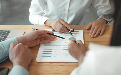 注冊(cè)?？谧庸?></p><h3>三、注冊(cè)?？谧庸镜淖⒁馐马?xiàng)與常見(jiàn)問(wèn)題</h3><p>- 注冊(cè)地址選擇：注冊(cè)地址必須真實(shí)有效，不得使用虛假地址，否則可能導(dǎo)致注冊(cè)失敗或后續(xù)經(jīng)營(yíng)風(fēng)險(xiǎn)。</p><p>- 注冊(cè)資本要求：目前海口對(duì)子公司注冊(cè)資本無(wú)最低限制，但應(yīng)根據(jù)實(shí)際經(jīng)營(yíng)規(guī)模合理設(shè)定，避免注冊(cè)資本虛假。</p><p>- 稅務(wù)合規(guī)：子公司需按時(shí)完成稅務(wù)登記及申報(bào)，避免因稅務(wù)問(wèn)題影響企業(yè)信用。</p><p>- 與分公司的區(qū)別：子公司為獨(dú)立法人，承擔(dān)獨(dú)立責(zé)任;分公司不是獨(dú)立法人，責(zé)任由總公司承擔(dān)。選擇子公司或分公司形式需根據(jù)企業(yè)實(shí)際需求決定。</p><p>- 材料真實(shí)性：所有提交材料須真實(shí)有效，避免信息不實(shí)導(dǎo)致工商審核不通過(guò)。</p><h3>四、代辦服務(wù)的優(yōu)勢(shì)</h3><p>許多企業(yè)為節(jié)省時(shí)間與精力，選擇委托專(zhuān)業(yè)的代辦機(jī)構(gòu)協(xié)助辦理海口子公司注冊(cè)。專(zhuān)業(yè)機(jī)構(gòu)熟悉流程，能有效避免常見(jiàn)誤區(qū)，加快注冊(cè)進(jìn)度，并提供后續(xù)財(cái)稅咨詢(xún)服務(wù)，幫助企業(yè)順利運(yùn)營(yíng)。</p><h3>五、總結(jié)</h3><p>總的來(lái)說(shuō)，海口如何注冊(cè)子公司主要包含名稱(chēng)核準(zhǔn)、材料準(zhǔn)備、提交申請(qǐng)、領(lǐng)取營(yíng)業(yè)執(zhí)照、刻章備案、銀行開(kāi)戶(hù)和稅務(wù)登記等關(guān)鍵步驟。企業(yè)在?？谧?cè)子公司需關(guān)注注冊(cè)地址、注冊(cè)資本和稅務(wù)合規(guī)等重要事項(xiàng)。選擇專(zhuān)業(yè)代辦機(jī)構(gòu)，可大大提升注冊(cè)效率，降低風(fēng)險(xiǎn)。</p><p>如果您對(duì)?？谌绾巫?cè)子公司還有疑問(wèn)，建議隨時(shí)咨詢(xún)專(zhuān)業(yè)機(jī)構(gòu)——?？阢茣?huì)計(jì)，他們能為您提供一對(duì)一的注冊(cè)指導(dǎo)和財(cái)稅合規(guī)建議，助力您的企業(yè)在?？诳焖倨鸷健?/p><div   id=