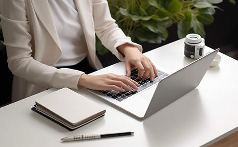 ?？谛伦怨緢蠖惲鞒?></p><h3>一、?？谛伦怨緢蠖惲鞒?/h3><p>新注冊公司在海口報稅，需要按照稅務(wù)部門的流程逐步進行。整個流程主要包括稅務(wù)登記、確定納稅類型和按時申報稅款三個環(huán)節(jié)。</p><p>1. 完成稅務(wù)登記</p><p>新公司在完成工商注冊后，需要在規(guī)定時間內(nèi)到?？诙悇?wù)機關(guān)辦理稅務(wù)登記。辦理稅務(wù)登記時，公司需要提供以下材料：</p><p>- 公司營業(yè)執(zhí)照副本</p><p>- 公司章程或合同</p><p>- 法人身份證明</p><p>- 公司銀行賬戶信息</p><p>完成稅務(wù)登記后，公司將獲得稅務(wù)登記號，這是后續(xù)報稅和開具發(fā)票的基礎(chǔ)。</p><p>2. 確定納稅類型</p><p>在海口，新注冊公司需要根據(jù)經(jīng)營范圍和業(yè)務(wù)規(guī)模確定適用的稅種。常見的納稅類型包括：</p><p>- 增值稅(VAT)：按公司經(jīng)營范圍和年銷售額確定為一般納稅人或小規(guī)模納稅人。</p><p>- 企業(yè)所得稅(CIT)：按季度或年度申報公司利潤。</p><p>- 印花稅：涉及合同簽訂或財務(wù)憑證。</p><p>- 地方稅費：如教育附加、城市維護建設(shè)稅等，根據(jù)公司所在地和經(jīng)營情況繳納。</p><p>明確公司適用的稅種和納稅身份，有助于企業(yè)準確申報，避免違規(guī)。</p><p>3. 按時申報稅款</p><p>報稅時間是每位企業(yè)主必須關(guān)注的關(guān)鍵事項。?？谛伦怨驹趫蠖悤r通常遵循以下時間表：</p><p>- 增值稅：每月申報一次，通常在次月15日前完成申報。</p><p>- 企業(yè)所得稅：小型公司按季度申報，年度匯總一次;大型公司需按季度預(yù)繳并年度匯算清繳。</p><p>- 其他稅費：根據(jù)稅務(wù)部門的具體規(guī)定申報繳納。</p><p>在申報過程中，公司需準備完整的財務(wù)資料，包括發(fā)票、銀行流水、合同及會計憑證等。</p><h3>二、?？谛伦怨緢蠖愃璨牧?/h3><p>順利完成報稅，材料準備至關(guān)重要。海口新注冊公司一般需要準備以下材料：</p><p>1. 基本資料</p><p>- 營業(yè)執(zhí)照副本</p><p>- 稅務(wù)登記證(如有)</p><p>- 公司章程和股東信息</p><p>2. 財務(wù)資料</p><p>- 公司銀行賬戶對賬單</p><p>- 銷售發(fā)票和采購發(fā)票</p><p>- 財務(wù)會計憑證和賬簿</p><p>3. 其他證明材料</p><p>- 租賃合同或房產(chǎn)證明</p><p>- 相關(guān)行業(yè)資質(zhì)或許可證</p><p>提前準備好這些資料，不僅可以提高報稅效率，還能避免因資料不齊全而被稅務(wù)機關(guān)退回。<br><img src=