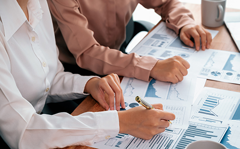 ?？谛∥⒐咀缘牧鞒?></p><h3>?？谛∥⒐咀缘牧鞒?/h3><p>要在?？诔晒ψ砸患倚∥⒐?，需要依次完成以下步驟：</p><p>1. 公司名稱核準(zhǔn)</p><p>在正式提交注冊申請之前，創(chuàng)業(yè)者需要先準(zhǔn)備 3—5 個(gè)候選公司名稱，提交至市場監(jiān)督管理局進(jìn)行核準(zhǔn)。系統(tǒng)會(huì)對名稱進(jìn)行重復(fù)性檢查，避免與已有企業(yè)重名。一般 1—3 個(gè)工作日即可出結(jié)果。</p><p>2. 提交設(shè)立申請材料</p><p>名稱通過后，需要準(zhǔn)備完整的設(shè)立材料，包括法人身份證、股東身份證、公司章程、注冊地址證明等，統(tǒng)一提交至政務(wù)服務(wù)中心或“海南政務(wù)一體化平臺”。</p><p>3. 領(lǐng)取營業(yè)執(zhí)照</p><p>審核通過后，工商部門會(huì)核發(fā)《營業(yè)執(zhí)照》，這是公司合法成立的關(guān)鍵文件。通常情況下，3—5 個(gè)工作日內(nèi)可領(lǐng)取。</p><p>4. 刻制公章</p><p>注冊公司成功后，還需要到公安備案的刻章點(diǎn)刻制公司印章，包括公章、財(cái)務(wù)章、法人章等。這是企業(yè)后續(xù)經(jīng)營活動(dòng)的重要工具。</p><p>5. 銀行開戶</p><p>拿到營業(yè)執(zhí)照和印章后，就可以到銀行開設(shè)公司基本賬戶，用于資金收付和日常運(yùn)營。</p><p>6. 稅務(wù)登記</p><p>企業(yè)需要在稅務(wù)局完成登記，并根據(jù)公司業(yè)務(wù)類型進(jìn)行納稅人身份認(rèn)定(小規(guī)模納稅人或一般納稅人)。同時(shí)還需建立賬簿，按時(shí)申報(bào)稅務(wù)。</p><p>7. 社保開戶</p><p>如果企業(yè)計(jì)劃招用員工，還需要在社保局開設(shè)賬戶，為員工繳納社保和公積金。</p><p>以上步驟環(huán)環(huán)相扣，只有全部完成后，公司才算真正進(jìn)入合法運(yùn)營階段。</p><h3>?？谛∥⒐咀运璨牧?/h3><p>為了順利完成 海口小微公司注冊，創(chuàng)業(yè)者需要準(zhǔn)備以下材料：</p><p>- 法人及股東的身份證明(身份證復(fù)印件或護(hù)照復(fù)印件);</p><p>- 公司名稱預(yù)先核準(zhǔn)通知書;</p><p>- 公司章程(需全體股東簽字);</p><p>- 注冊地址的產(chǎn)權(quán)證明或租賃合同(必須是商用地址);</p><p>- 法定代表人、監(jiān)事、財(cái)務(wù)負(fù)責(zé)人的任職文件;</p><p>- 注冊資本認(rèn)繳證明文件;</p><p>- 銀行開戶許可證(部分情況下需要)。</p><p>準(zhǔn)備充分的材料，可以極大縮短注冊周期，避免反復(fù)提交的麻煩。<br><img src=