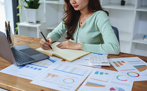 ?？诩艺咀?></p><h3>為什么要進行?？诩艺咀?/h3><p>很多人認為家政服務(wù)門檻低，隨便找?guī)讉€員工即可接單。但從長遠角度看，如果沒有正規(guī)資質(zhì)，一旦出現(xiàn)服務(wù)糾紛，將會面臨信任危機，甚至承擔(dān)法律責(zé)任。通過完成?？诩艺咀裕?/p><p>- 可以取得合法的營業(yè)執(zhí)照，避免無證經(jīng)營風(fēng)險;</p><p>- 有助于開設(shè)正規(guī)對公賬戶，便于財務(wù)管理與合作;</p><p>- 更利于參加大型招投標(biāo)項目，提高市場競爭力;</p><p>- 在招聘優(yōu)秀員工、承接高端客戶時，更具說服力。</p><p>因此，注冊公司并非形式，而是進入行業(yè)的必然選擇。</p><h3>?？诩艺咀粤鞒?/h3><p>想要成功完成?？诩艺咀?，一般需要遵循以下步驟：</p><p>1. 確定公司類型</p><p>在海口，家政公司大多選擇有限責(zé)任公司形式，這種類型責(zé)任風(fēng)險小，股東出資靈活，符合中小企業(yè)特點。</p><p>2. 核準公司名稱</p><p>公司名稱需包含地域+行業(yè)+字號+公司類型，例如“海口XX家政服務(wù)有限公司”。建議準備3-5個備用名稱，以防重名。</p><p>3. 制定經(jīng)營范圍</p><p>經(jīng)營范圍要涵蓋家政服務(wù)相關(guān)業(yè)務(wù)，比如：家庭保潔、育嬰護理、養(yǎng)老陪護、鐘點工服務(wù)等。經(jīng)營范圍填寫要精準，避免遺漏后期還需變更。</p><p>4. 準備注冊材料</p><p>- 法定代表人身份證明;</p><p>- 全體股東身份證及出資比例;</p><p>- 公司章程;</p><p>- 注冊地址證明(可為租賃辦公地址或合規(guī)掛靠地址)。</p><p>5. 提交工商申請</p><p>將所有材料提交至海口市市場監(jiān)督管理局，等待審核。</p><p>6. 領(lǐng)取營業(yè)執(zhí)照</p><p>審核通過后即可領(lǐng)取營業(yè)執(zhí)照，標(biāo)志著公司正式成立。</p><p>7. 后續(xù)事項</p><p>包括刻章備案、銀行開戶、稅務(wù)登記、記賬報稅等，確保公司后續(xù)正常運營。</p><h3>?？诩艺咀运璨牧?/h3><p>在實際操作中，準備齊全的材料能大大提高審核通過率。一般需要：</p><p>- 公司法定代表人和股東的身份證原件及復(fù)印件;</p><p>- 公司章程(可由代理機構(gòu)提供模板);</p><p>- 注冊場所使用證明，如房產(chǎn)證或租賃合同;</p><p>- 股東出資明細表。</p><p>特別注意：如果注冊地址是掛靠地址，一定要選擇有工商備案的合法地址，否則可能導(dǎo)致公司注冊失敗或后續(xù)異常。<br><img src=