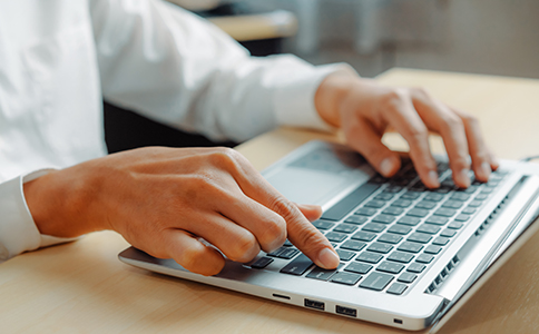 ?？谧晕锪鞴?></p><h3>為什么要關(guān)注海口注冊物流公司</h3><p>在海南的發(fā)展戰(zhàn)略中，物流行業(yè)承擔(dān)著重要角色。無論是跨境貿(mào)易、進(jìn)出口貨運(yùn)，還是電商配送，物流公司都處于產(chǎn)業(yè)鏈的關(guān)鍵位置。對于創(chuàng)業(yè)者而言，只有明確?？谧晕锪鞴拘枰裁词掷m(xù)，才能減少在注冊過程中出現(xiàn)的遺漏和彎路，避免耽誤業(yè)務(wù)啟動(dòng)時(shí)間。</p><p>手續(xù)涉及工商注冊、行業(yè)許可、稅務(wù)登記等多個(gè)環(huán)節(jié)，任何環(huán)節(jié)出錯(cuò)都可能導(dǎo)致注冊失敗甚至影響后續(xù)經(jīng)營。因此，提前做好準(zhǔn)備，顯得尤為重要。</p><h3>?？谧晕锪鞴镜幕玖鞒?/h3><p>要想成功在?？诔闪⑽锪鞴?，一般需要遵循以下幾個(gè)流程：</p><p>1. 公司名稱核準(zhǔn)</p><p>首先需要準(zhǔn)備多個(gè)公司名稱，提交至?？谑袌霰O(jiān)督管理局進(jìn)行審核。常見格式為“海口+字號+行業(yè)特點(diǎn)+有限公司”。</p><p>2. 確定公司經(jīng)營范圍</p><p>物流公司經(jīng)營范圍通常包括道路貨物運(yùn)輸、倉儲服務(wù)、配送服務(wù)、貨物代理等。根據(jù)業(yè)務(wù)實(shí)際情況選擇范圍，確保后續(xù)經(jīng)營合法合規(guī)。</p><p>3. 準(zhǔn)備注冊地址</p><p>在海口注冊物流公司必須提供真實(shí)有效的辦公地址，可以是自有物業(yè)、寫字樓，也可選擇專業(yè)代理機(jī)構(gòu)提供的注冊地址。</p><p>4. 提交工商注冊材料</p><p>包含公司章程、股東信息、法定代表人身份證明、注冊地址證明等。</p><p>5. 領(lǐng)取營業(yè)執(zhí)照</p><p>材料審核通過后，工商部門會核發(fā)營業(yè)執(zhí)照。</p><p>6. 刻制公司印章</p><p>包括公章、財(cái)務(wù)章、合同章、發(fā)票章等。</p><p>7. 辦理稅務(wù)登記</p><p>需要到稅務(wù)局報(bào)到，完成稅務(wù)登記，選擇合適的納稅人類型(如小規(guī)模納稅人或一般納稅人)。</p><p>8. 開設(shè)銀行基本戶</p><p>公司運(yùn)營必須使用對公賬戶，用于收付款和納稅申報(bào)。</p><p>從上述流程來看，?？谧晕锪鞴拘枰裁词掷m(xù)并不復(fù)雜，但涉及材料較多，且不同企業(yè)的情況會有差異。</p><h3>海口注冊物流公司所需材料</h3><p>在了解了手續(xù)流程后，接下來需要重點(diǎn)關(guān)注材料準(zhǔn)備環(huán)節(jié)。一般來說，?？谧晕锪鞴拘枰韵虏牧希?/p><p>1. 公司名稱預(yù)先核準(zhǔn)申請表;</p><p>2. 全體股東身份證復(fù)印件;</p><p>3. 公司章程(需股東簽字確認(rèn));</p><p>4. 辦公地址租賃合同或房產(chǎn)證復(fù)印件;</p><p>5. 法定代表人任職文件、身份證明;</p><p>6. 出資方式及出資比例說明;</p><p>7. 行業(yè)相關(guān)許可證申請材料(如涉及道路貨運(yùn)經(jīng)營許可);</p><p>8. 其他工商局要求的補(bǔ)充文件。</p><p>準(zhǔn)備齊全這些材料，能大幅提升工商審批的通過率。<br><img src=