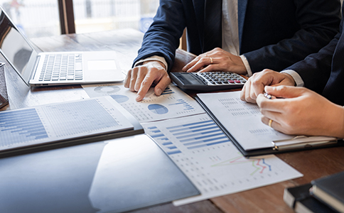 ?？诠咀圆牧锨鍐?></p><h3>三、海口公司注冊材料清單</h3><p>在了解了?？诠咀詶l件是什么之后，準(zhǔn)備完整的注冊材料也是關(guān)鍵步驟。通常包括以下幾項：</p><p>1. 企業(yè)名稱預(yù)先核準(zhǔn)通知書(通過?？谑袌霰O(jiān)管局系統(tǒng)在線申請)</p><p>2. 公司章程(由全體股東簽署)</p><p>3. 股東身份證明或營業(yè)執(zhí)照復(fù)印件</p><p>4. 法定代表人任職文件及身份證明</p><p>5. 經(jīng)營場所使用證明或地址托管協(xié)議</p><p>6. 注冊資本認繳承諾書</p><p>7. 其他行業(yè)特許文件(如食品經(jīng)營許可證、醫(yī)療器械備案等)</p><p>以上材料準(zhǔn)備齊全后，可通過海口市“企業(yè)開辦一窗通”系統(tǒng)線上提交，實現(xiàn)無紙化注冊、1-3天出證。</p><h3>四、?？谧怨镜恼邇?yōu)勢</h3><p>選擇在?？谧怨?，不僅因流程便捷，更因海南自由貿(mào)易港政策的多重利好：</p><p>1. 稅收優(yōu)惠政策明顯</p><p>符合條件的企業(yè)可享受15%的企業(yè)所得稅優(yōu)惠稅率，部分鼓勵類產(chǎn)業(yè)甚至可享受進口關(guān)稅減免。</p><p>2. 營商環(huán)境優(yōu)越</p><p>?？谡菩小白C照分離”“一照一碼”政策，大幅縮短開辦周期。企業(yè)可在線完成注冊、刻章、銀行開戶、稅務(wù)申報等全流程。</p><p>3. 產(chǎn)業(yè)扶持政策豐富</p><p>新興產(chǎn)業(yè)如跨境電商、旅游服務(wù)、現(xiàn)代物流、醫(yī)療健康、互聯(lián)網(wǎng)科技等均有專項資金扶持。</p><p>若創(chuàng)業(yè)者希望快速落地，可委托專業(yè)機構(gòu)如海口泓灼會計，提供從公司注冊到后期財務(wù)托管的一站式解決方案。</p><h3>五、?？诠咀缘淖⒁馐马?/h3><p>在注冊過程中，除滿足基本條件外，還應(yīng)注意以下細節(jié)，以確保注冊順利：</p><p>1. 名稱核準(zhǔn)規(guī)范：公司名稱需符合“行政區(qū)劃+字號+行業(yè)特點+組織形式”的命名規(guī)則。</p><p>2. 注冊地址合規(guī)：虛擬地址必須具備備案資質(zhì)，否則可能導(dǎo)致注冊駁回。</p><p>3. 注冊資本填寫合理：認繳金額過高會增加后期負債風(fēng)險。</p><p>4. 及時記賬報稅：公司成立后須按時建賬報稅，否則可能被列入經(jīng)營異常名錄。</p><h3>六、總結(jié)與服務(wù)推薦</h3><p>通過本文詳細解析，相信您已全面了解?？诠咀詶l件是什么?？傮w來看，注冊?？诠玖鞒毯喕⒄哂押?，只要準(zhǔn)備齊全股東資料、注冊地址、公司章程等文件，即可順利完成工商登記。無論是個人創(chuàng)業(yè)者，還是外地投資企業(yè)，?？诙继峁┝藰O具吸引力的注冊環(huán)境與發(fā)展空間。</p><p>如果您在注冊過程中遇到疑問，或希望節(jié)省時間與成本，歡迎隨時咨詢?？阢茣?。</p><p>泓灼會計可為您提供公司注冊、地址托管、銀行開戶指導(dǎo)、財務(wù)代理記賬等全方位服務(wù)，讓創(chuàng)業(yè)更輕松，經(jīng)營更高效!</p><div   id=