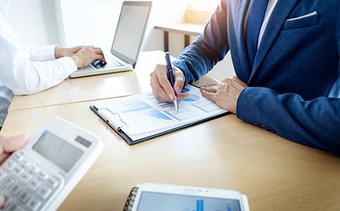 ?？诠煞葜乒咀运璨牧?></p><h3>海口股份制公司注冊所需材料</h3><p>根據(jù)?？诠煞葜乒咀砸?，企業(yè)在申請注冊時(shí)需準(zhǔn)備以下主要材料：</p><p>- 公司名稱預(yù)核準(zhǔn)通知書;</p><p>- 公司章程及創(chuàng)立大會決議;</p><p>- 全體發(fā)起人身份證明及出資證明文件;</p><p>- 董事、監(jiān)事、經(jīng)理的任職文件及身份證明;</p><p>- 法定代表人身份證明;</p><p>- 注冊地址使用證明(如租賃合同或產(chǎn)權(quán)證復(fù)印件);</p><p>- 行業(yè)許可文件(若涉及特殊行業(yè))。</p><p>建議創(chuàng)業(yè)者提前準(zhǔn)備電子版和紙質(zhì)版材料，以便線上提交與現(xiàn)場核驗(yàn)同步進(jìn)行，節(jié)省辦理時(shí)間。</p><h3>?？诠煞葜乒咀缘恼邇?yōu)勢</h3><p>在海南自貿(mào)港政策環(huán)境下，?？诠煞葜乒咀砸笈涮琢酥T多優(yōu)惠政策：</p><p>1. 稅收優(yōu)惠政策</p><p>對符合條件的企業(yè)，企業(yè)所得稅可按15%征收，比內(nèi)地普遍稅率低10個(gè)百分點(diǎn)。</p><p>2. 注冊便利化</p><p>?？趯?shí)現(xiàn)了“全流程電子化登記”，創(chuàng)業(yè)者足不出戶即可完成注冊申請，極大提高效率。</p><p>3. 資金流通自由化</p><p>自貿(mào)港允許資本項(xiàng)目開放，資金跨境流通更加便利，有助于股份制企業(yè)吸引外資或上市融資。</p><p>4. 產(chǎn)業(yè)扶持政策</p><p>若企業(yè)屬于重點(diǎn)扶持行業(yè)(如高新技術(shù)、旅游、現(xiàn)代服務(wù)業(yè))，可享受政府專項(xiàng)補(bǔ)貼或租金減免。</p><h3>注冊?？诠煞葜乒镜某Ｒ妴栴}</h3><p>在辦理過程中，創(chuàng)業(yè)者常遇到以下問題：</p><p>- 問：注冊資本可以為零嗎?</p><p>答：不可以。雖然實(shí)行認(rèn)繳制，但注冊資本應(yīng)與公司規(guī)模、行業(yè)屬性匹配。</p><p>- 問：沒有注冊地址可以注冊嗎?</p><p>答：可以使用?？诘膱@區(qū)或孵化器虛擬地址。泓灼會計(jì)可協(xié)助提供合規(guī)注冊地址。</p><p>- 問：需要實(shí)繳嗎?</p><p>答：一般無需實(shí)繳，但銀行開戶、招投標(biāo)等環(huán)節(jié)可能需要出具驗(yàn)資報(bào)告。</p><p>這些問題在?？诠煞葜乒咀砸笾芯忻鞔_指導(dǎo)，建議創(chuàng)業(yè)者提前咨詢專業(yè)機(jī)構(gòu)。</p><h3>總結(jié)</h3><p>綜上所述，?？诠煞葜乒咀砸笾饕婕肮蓶|人數(shù)、注冊資本、注冊地址、公司章程等方面。?？谠谧再Q(mào)港政策加持下，注冊流程簡化、審批高效，是創(chuàng)業(yè)者設(shè)立股份公司的理想選擇。</p><p>如果您希望快速了解具體辦理流程、所需材料或享受代辦服務(wù)，建議隨時(shí)咨詢?？阢茣?jì)。泓灼會計(jì)擁有多年企業(yè)注冊與財(cái)務(wù)代理經(jīng)驗(yàn)，可為您提供一站式服務(wù)，從名稱核準(zhǔn)到執(zhí)照領(lǐng)取全程協(xié)助，幫助創(chuàng)業(yè)者高效完成公司注冊，順利啟航?？谑袌觥?/p><div   id=