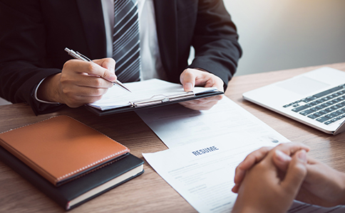 ?？谧怨舅璨牧锨鍐?></p><h3>一、?？谧怨舅璨牧锨鍐?/h3><p>在?？谏暾堊怨荆话阈枰獪?zhǔn)備的基礎(chǔ)材料包括以下幾類：</p><p>1. 公司名稱預(yù)先核準(zhǔn)材料</p><p>需提供2–5個公司備選名稱，按照“海口市 + 字號 + 行業(yè) + 有限公司”的格式填寫。工商部門會對名稱進行查重審核，確保無重復(fù)。</p><p>2. 股東及法人身份證明</p><p>所有股東、法定代表人、監(jiān)事的身份證復(fù)印件，若為外地人員，需附上居住證明或在海口的聯(lián)系方式信息。</p><p>3. 注冊地址證明</p><p>注冊公司需提供合法有效的經(jīng)營場所證明，如房屋租賃合同、房產(chǎn)證復(fù)印件或由園區(qū)提供的注冊地址使用協(xié)議。虛擬地址在?？诓糠謪^(qū)域也可使用，但須符合工商局備案標(biāo)準(zhǔn)。</p><p>4. 公司章程</p><p>公司章程是工商登記的重要材料，應(yīng)明確股東出資比例、經(jīng)營范圍、組織架構(gòu)及利潤分配方式。建議由專業(yè)機構(gòu)代為起草，以確保條款合法合規(guī)。</p><p>5. 股東出資信息</p><p>包含各股東認(rèn)繳出資額、出資方式、出資時間等。自實行認(rèn)繳制以來，無需實繳資金，但應(yīng)在章程中明確。</p><p>6. 法定代表人任職文件</p><p>需簽署任命書、法定代表人聲明及身份證復(fù)印件等文件，確認(rèn)其任職資格。</p><p>7. 經(jīng)營范圍說明</p><p>明確公司經(jīng)營項目，范圍可參考海口市場監(jiān)督管理局行業(yè)目錄，建議結(jié)合自身業(yè)務(wù)實情和未來發(fā)展規(guī)劃確定。</p><p>8. 其他相關(guān)文件</p><p>如申請?zhí)厥庑袠I(yè)(如醫(yī)療器械、餐飲、教育培訓(xùn)等)還需提供相應(yīng)的前置審批文件或許可證明。</p><h3>二、不同類型公司在材料上的差異</h3><p>雖然?？谧怨舅璨牧峡傮w框架一致，但不同類型公司在部分細節(jié)上存在差異：</p><p>- 科技類公司：通常需額外提供技術(shù)說明書或研發(fā)項目計劃書，方便后續(xù)申請高新企業(yè)認(rèn)定或稅收優(yōu)惠。</p><p>- 貿(mào)易類公司：若涉及進出口業(yè)務(wù)，需準(zhǔn)備對外貿(mào)易經(jīng)營者備案登記表、報關(guān)備案表等資料。</p><p>- 咨詢服務(wù)類公司：主要提供人力、法律、財務(wù)等服務(wù)類業(yè)務(wù)，可適當(dāng)擴大經(jīng)營范圍以提高靈活性。</p><p>- 個體工商戶轉(zhuǎn)公司：需提交原個體營業(yè)執(zhí)照注銷證明及資產(chǎn)交接清單。</p><p>因此，在準(zhǔn)備材料時應(yīng)根據(jù)公司性質(zhì)靈活調(diào)整，避免出現(xiàn)材料不符或遺漏的情況。<br><img src=