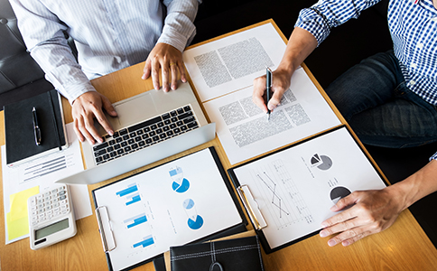 ?？谟耙暪咀粤鞒?></p><h3>?？谟耙暪咀粤鞒痰耐暾襟E說明</h3><p>?？谟耙暪咀粤鞒陶w較為清晰，但由于影視行業(yè)經(jīng)營范圍較為特殊，對(duì)審批規(guī)范要求更嚴(yán)，因此在辦理過程中更需要注意細(xì)節(jié)。以下為標(biāo)準(zhǔn)流程的全面解析。</p><p>第一步：公司名稱核準(zhǔn)</p><p>在?？谧杂耙暪?，名稱通常包含“影視文化”“影視傳媒”“文化傳播”“影視制作”等字樣。核名時(shí)需提前準(zhǔn)備 3—5 個(gè)備選名稱，避免重復(fù)導(dǎo)致駁回。</p><p>名稱示例：?？赬X影視文化有限公司、?？赬X傳媒有限公司等。</p><p>核名一般需 1—3 個(gè)工作日。</p><p>第二步：準(zhǔn)備注冊材料</p><p>核名通過后，需開始準(zhǔn)備完整材料，包括股東身份證明、公司章程、經(jīng)營范圍、注冊地址證明、法人確認(rèn)書等。影視類企業(yè)經(jīng)營范圍需謹(jǐn)慎表述，如影視制作、節(jié)目發(fā)行、文化活動(dòng)策劃等，不得包含需特別審批的項(xiàng)目，如“廣播電視節(jié)目制作經(jīng)營許可證”項(xiàng)目，除非后續(xù)申請(qǐng)?jiān)S可。</p><p>第三步：提交設(shè)立登記</p><p>通過?？谑姓?wù)服務(wù)平臺(tái)或線下窗口提交注冊申請(qǐng)。此步驟是?？谟耙暪咀粤鞒痰年P(guān)鍵環(huán)節(jié)，需確保所有材料與線上信息完全一致，否則容易被駁回。提交后一般 3—5 天出結(jié)果。</p><p>第四步：領(lǐng)取營業(yè)執(zhí)照</p><p>審核通過后即可領(lǐng)取營業(yè)執(zhí)照。自貿(mào)港政務(wù)效率較高，電子營業(yè)執(zhí)照與紙質(zhì)執(zhí)照均可生成。</p><p>第五步：印章刻制與備案</p><p>包括公章、財(cái)務(wù)章、法人章、合同章等，刻章需在公安系統(tǒng)備案。</p><p>第六步：銀行開戶</p><p>影視類企業(yè)財(cái)務(wù)往來較頻繁，銀行開戶必須準(zhǔn)備齊全資料，如營業(yè)執(zhí)照、章程、股東身份證、租賃合同等。不同銀行對(duì)影視行業(yè)可能要求不同，需要提前咨詢。</p><p>第七步：稅務(wù)登記與稅種核定</p><p>拿證后 30 天內(nèi)需完成稅務(wù)登記、申報(bào)方式確認(rèn)、稅種核定等。影視公司涉及的發(fā)票類型和稅種較多，應(yīng)嚴(yán)格按照?？诙悇?wù)部門要求進(jìn)行設(shè)置。</p><p>以上為完整的?？谟耙暪咀粤鞒滩襟E，每一步都需確保信息準(zhǔn)確一致，否則可能導(dǎo)致延誤。</p><h3>?？谟耙暪咀孕枰獪?zhǔn)備的材料與條件</h3><p>為了確保海口影視公司注冊流程順利推進(jìn)，提前準(zhǔn)備好材料至關(guān)重要。以下為常見材料清單及注意事項(xiàng)：</p><p>一、主要材料包括：</p><p>1. 全體股東身份證明</p><p>2. 住所使用證明(租賃合同或產(chǎn)權(quán)證)</p><p>3. 影視公司章程(需明確經(jīng)營范圍、股東比例等)</p><p>4. 法定代表人任命文件</p><p>5. 登記代理委托書</p><p>6. 經(jīng)營范圍說明(涉及影視拍攝、制作、文化交流等)</p><p>這些材料是注冊?？谟耙暪颈仨毦邆涞暮诵奈募币徊豢?。</p><p>二、公司設(shè)立條件要求：</p><p>1. 注冊資本：通常無需實(shí)繳，但影視行業(yè)常建議設(shè)定 50–300 萬的注冊資本以增強(qiáng)企業(yè)可信度。</p><p>2. 經(jīng)營范圍合規(guī)：影視制作、文化傳播、節(jié)目策劃等都可寫入，但節(jié)目制作必須后續(xù)申請(qǐng)《廣播電視節(jié)目制作經(jīng)營許可證》。</p><p>3. 注冊地址符合要求：必須為辦公性質(zhì)，可使用真實(shí)地址或?qū)I(yè)機(jī)構(gòu)提供的合規(guī)掛靠地址。</p><p>充分準(zhǔn)備材料可大幅提高?？谟耙暪咀粤鞒痰耐ㄟ^效率。<br><img src=