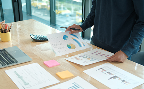 ?？谧允称饭舅璨牧?></p><h3>?？谧允称饭舅璨牧吓c步驟說明</h3><p>在了解?？谧允称饭拘枰裁礂l件之后，注冊過程中還需要準備具體資料并按流程操作。</p><p>一、?？谑称饭咀运杌静牧?/p><p>1. 企業(yè)名稱(3–5個備選)</p><p>2. 股東身份證信息</p><p>3. 法人、監(jiān)事、財務負責人的信息</p><p>4. 注冊資本及股權分配比例</p><p>5. 公司注冊地址相關證明</p><p>6. 經(jīng)營范圍描述</p><p>7. 章程、設立申請書等工商注冊材料</p><p>二、食品經(jīng)營許可證審批所需材料</p><p>1. 營業(yè)執(zhí)照</p><p>2. 場地平面布局圖</p><p>3. 場地使用證明(租賃合同或產權證)</p><p>4. 食品安全管理制度文本</p><p>5. 食品安全管理人員培訓證明</p><p>6. 必要時需提供倉儲設施照片、設備清單</p><p>食品經(jīng)營許可證是食品企業(yè)的必備資質，也是?？谧允称饭拘枰裁礂l件議題中的最后一步審批關卡。</p><p>三、?？谧允称饭巨k理流程</p><p>1. 核名：提交企業(yè)名稱進行工商審核。</p><p>2. 準備設立資料：根據(jù)公司情況準備股東、經(jīng)營范圍、地址等資料。</p><p>3. 提交注冊申請：通過?？诠ど痰怯浵到y(tǒng)提交材料。</p><p>4. 領取營業(yè)執(zhí)照：審核通過后領取營業(yè)執(zhí)照。</p><p>5. 刻章備案：公章、財務章、法人章。</p><p>6. 辦理食品經(jīng)營許可證：根據(jù)經(jīng)營業(yè)務申請相應類別的食品許可。</p><p>7. 銀行開戶與稅務報道：完成后即可正常經(jīng)營。</p><p>整個流程中，食品經(jīng)營許可證通常是耗時較長的部分，因此建議提前準備資料。</p><h3>海口注冊食品公司注意事項與常見問題</h3><p>在辦理相關手續(xù)時，想要順利通過食品經(jīng)營許可審批，需要特別注意以下幾點：</p><p>1. 場地照片和布局必須真實有效</p><p>審批人員會根據(jù)照片判斷場地是否符合食品存儲要求，因此拍攝需規(guī)范清晰。</p><p>2. 經(jīng)營范圍不能寫錯</p><p>經(jīng)營范圍不匹配會導致食品經(jīng)營許可證無法辦理。</p><p>3. 地址必須可實地核驗</p><p>若審批部門進行現(xiàn)場檢查，需確保場地實際存在且符合要求。</p><p>4. 注冊資本無需盲目填寫過大</p><p>食品公司一般采用認繳制，可根據(jù)業(yè)務規(guī)模合理填寫。</p><p>5. 資料提交需完整準確</p><p>尤其是食品安全制度文件與責任人信息。</p><p>掌握這些要點，可以有效減少注冊過程中被駁回的風險。</p><h3>總結</h3><p>綜上所述，要想順利開辦食品企業(yè)，必須搞清楚?？谧允称饭拘枰裁礂l件，包括合法主體、規(guī)范注冊地址、合適經(jīng)營范圍、食品經(jīng)營許可證條件、完整注冊材料等。只有提前了解這些要求，準備好相關資料，才能讓注冊過程更加順利高效。</p><p>如果你在注冊食品公司、準備食品經(jīng)營許可證、填寫資料或選擇注冊地址方面仍有困惑，歡迎隨時咨詢?？阢茣嫛I(yè)團隊可為你提供從注冊到許可全流程的一站式協(xié)助，幫助你更快拿證、安心經(jīng)營。</p><div   id=