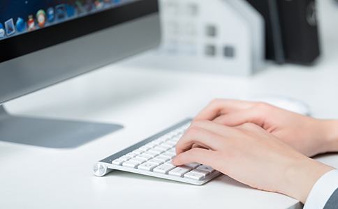 ?？诠咀兏刂妨鞒?></p><h3>詳細(xì)介紹?？诠咀兏刂妨鞒?/h3><p>要順利完成?？诠咀兏刂妨鞒蹋髽I(yè)需要按工商、稅務(wù)及相關(guān)部門的統(tǒng)一要求進(jìn)行操作。流程大致可分為五個(gè)關(guān)鍵步驟，每一步都關(guān)系到變更是否能順利通過(guò)審核。</p><p>第一步：確認(rèn)新辦公地址條件是否符合要求</p><p>企業(yè)新地址必須是允許登記為公司注冊(cè)地址的辦公場(chǎng)所，如寫字樓、商用物業(yè)，一般不得使用住宅。此外，如果企業(yè)屬于特殊行業(yè)如食品、醫(yī)療器械、電商倉(cāng)儲(chǔ)等，還需要確認(rèn)新地址是否符合所屬行業(yè)規(guī)定。</p><p>第二步：準(zhǔn)備?？诠咀兏刂匪璨牧?/p><p>在正式辦理變更前，企業(yè)需準(zhǔn)備清晰完整的材料：</p><p>- 新地址的場(chǎng)地證明(租賃合同、產(chǎn)權(quán)證復(fù)印件等)</p><p>- 法定代表人身份證信息</p><p>- 公司營(yíng)業(yè)執(zhí)照正副本</p><p>- 公司章程或章程修正案</p><p>- 股東會(huì)決議或董事會(huì)決議(說(shuō)明變更地址事項(xiàng))</p><p>這些資料必須真實(shí)、有效，否則會(huì)影響海口公司變更地址流程的審核進(jìn)度。</p><p>第三步：向海口工商部門提交變更申請(qǐng)</p><p>企業(yè)需登錄海南省一體化政務(wù)服務(wù)平臺(tái)或前往線下窗口提交變更申請(qǐng)。在系統(tǒng)中填寫新的注冊(cè)地址信息并上傳對(duì)應(yīng)材料。資料審核通過(guò)后，工商部門會(huì)進(jìn)行變更備案并核發(fā)新的營(yíng)業(yè)執(zhí)照。</p><p>第四步：到稅務(wù)部門完成地址變更確認(rèn)</p><p>工商變更完成后，企業(yè)還需到稅務(wù)部門同步變更地址信息。稅務(wù)機(jī)關(guān)會(huì)核驗(yàn)企業(yè)新地址是否真實(shí)存在，并確認(rèn)企業(yè)所轄稅務(wù)機(jī)關(guān)是否發(fā)生變化。如果跨區(qū)變更，可能需要辦理稅務(wù)遷移手續(xù)。</p><p>第五步：銀行與社保等其他部門同步變更</p><p>完成工商與稅務(wù)變更后，企業(yè)還需到開戶銀行、社保、公積金管理中心同步更新地址信息，以確保后續(xù)業(yè)務(wù)正常進(jìn)行。</p><p>以上五個(gè)步驟構(gòu)成了完整的?？诠咀兏刂妨鞒蹋魏苇h(huán)節(jié)操作不當(dāng)都可能導(dǎo)致變更失敗，因此務(wù)必提前準(zhǔn)備充分。<br><img src=