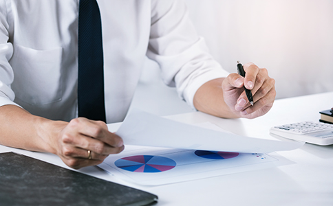 ?？诠咀兏刂匪璨牧?></p><h3>?？诠咀兏刂匪璨牧霞皽蕚湟c</h3><p>在辦理地址變更前，企業(yè)應提前準備好相關材料。常見材料包括營業(yè)執(zhí)照副本、法定代表人身份證明、新地址使用證明以及公司內(nèi)部決議文件等。</p><p>需要注意的是，新地址證明材料必須真實有效，且地址信息需與填寫內(nèi)容保持一致。若涉及跨區(qū)變更，部分情況下還需配合完成相關備案手續(xù)。很多企業(yè)在實際操作中，正是因為對材料要求理解不清，導致反復修改，因此在辦理前充分了解?？诠咀兏刂返木唧w流程尤為關鍵。</p><h3>?？诠咀兏刂愤^程中常見問題</h3><p>不少企業(yè)關心地址變更是否會影響正常經(jīng)營。一般情況下，只要按規(guī)定完成工商變更，企業(yè)經(jīng)營不會受到實質影響。但需要注意的是，地址變更完成后，企業(yè)還需同步關注其他信息的更新，如相關系統(tǒng)中的登記信息等，確保信息一致。</p><p>此外，辦理周期也是企業(yè)關注的重點。通常情況下，材料齊全、信息準確，辦理效率會更高。若資料不完整，審核時間則可能相應延長，這也是企業(yè)在實際操作中常遇到的問題之一。</p><h3>總結</h3><p>總體來看，?？诠咀兏刂返木唧w流程雖步驟明確，但對細節(jié)要求較高。企業(yè)只要提前規(guī)劃，按流程準備材料并規(guī)范申報，即可順利完成地址變更，保障經(jīng)營活動的連續(xù)性與合規(guī)性。</p><p>如果企業(yè)在辦理過程中遇到流程不清、材料準備復雜或時間緊張等問題，建議隨時咨詢?？阢茣?。海口泓灼會計擁有豐富的實務經(jīng)驗，可為企業(yè)提供專業(yè)、高效的一對一指導與代辦服務，幫助企業(yè)省心省力完成地址變更。</p><div   id=